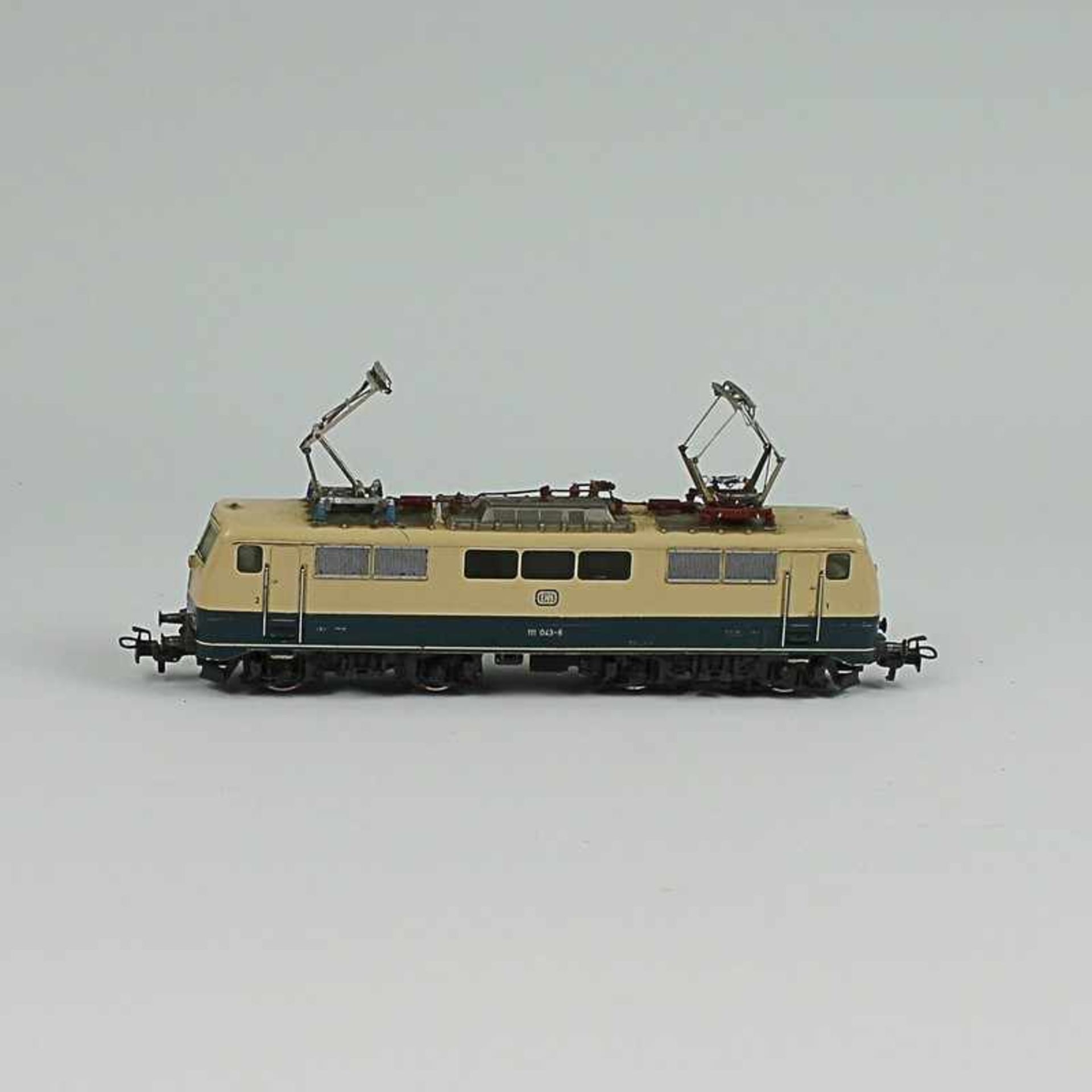 Märklin - Eisenbahn E-Lok, H0, 3042, BN 111 043-6 der DB, beige-blau, 2 Pantographen, Gleichstrom,