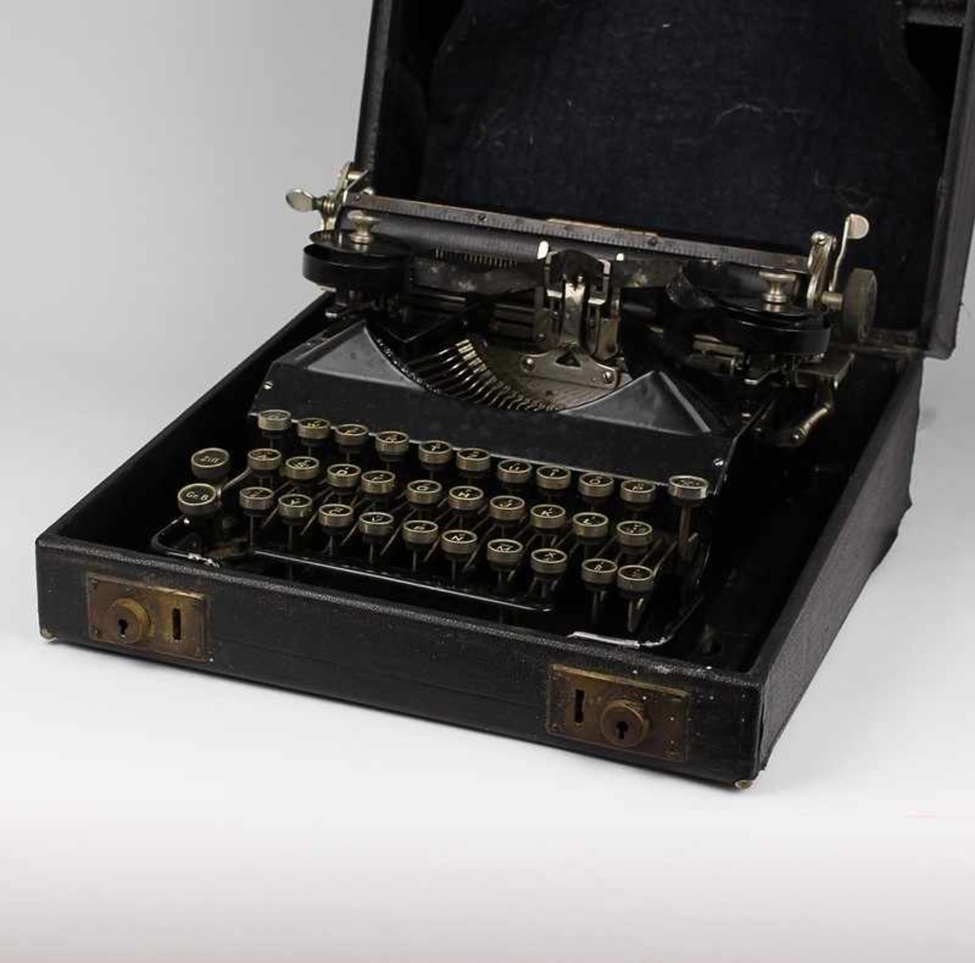 Schreibmaschine um 1910/20, Modell Senta, Reiseschreibmaschine im Holzkoffer, schwarz, Alters- u.