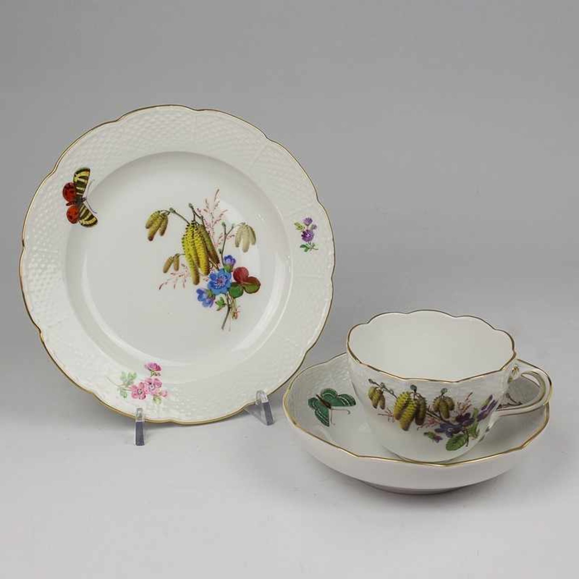 Meissen - Gedeck blaue Schwertermarke, Form Ozier, polychromer Dekor: Haselnusskätzchen mit