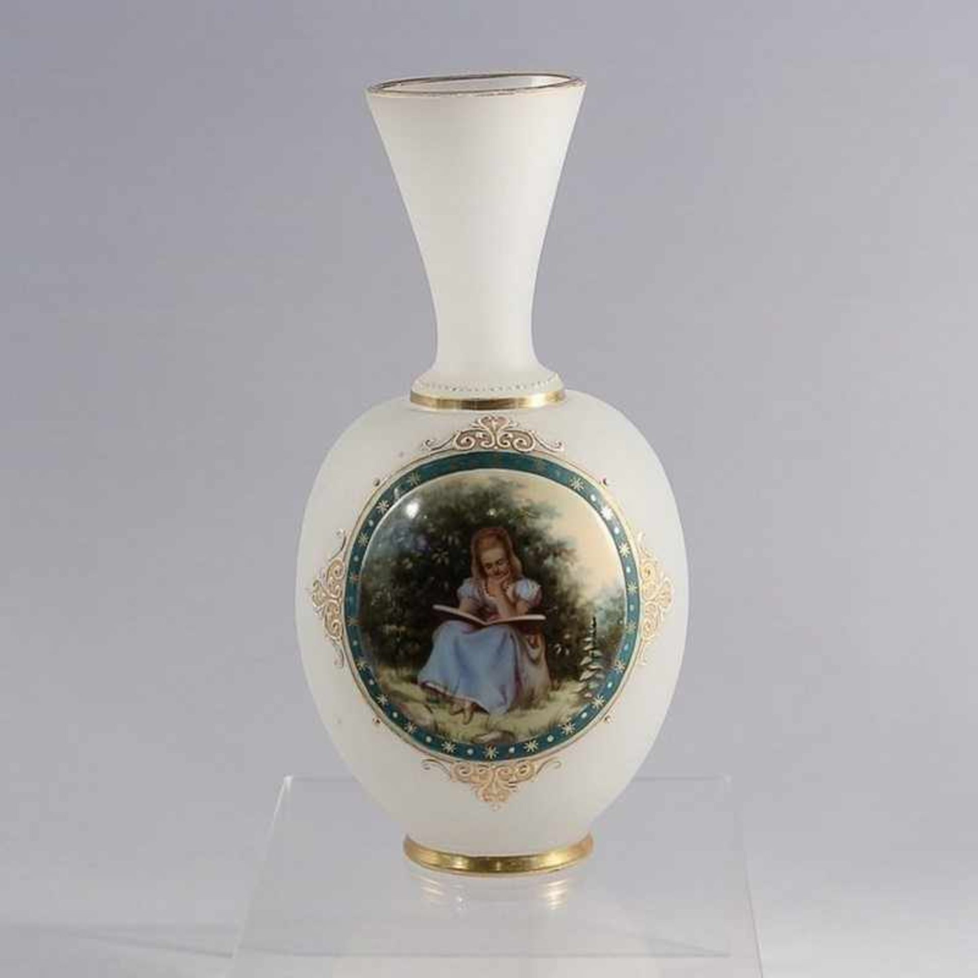 Vase um 1860/70, Alabasterglas, runder Stand, ovoider Korpus. schlanker, trichterförmiger Hals,