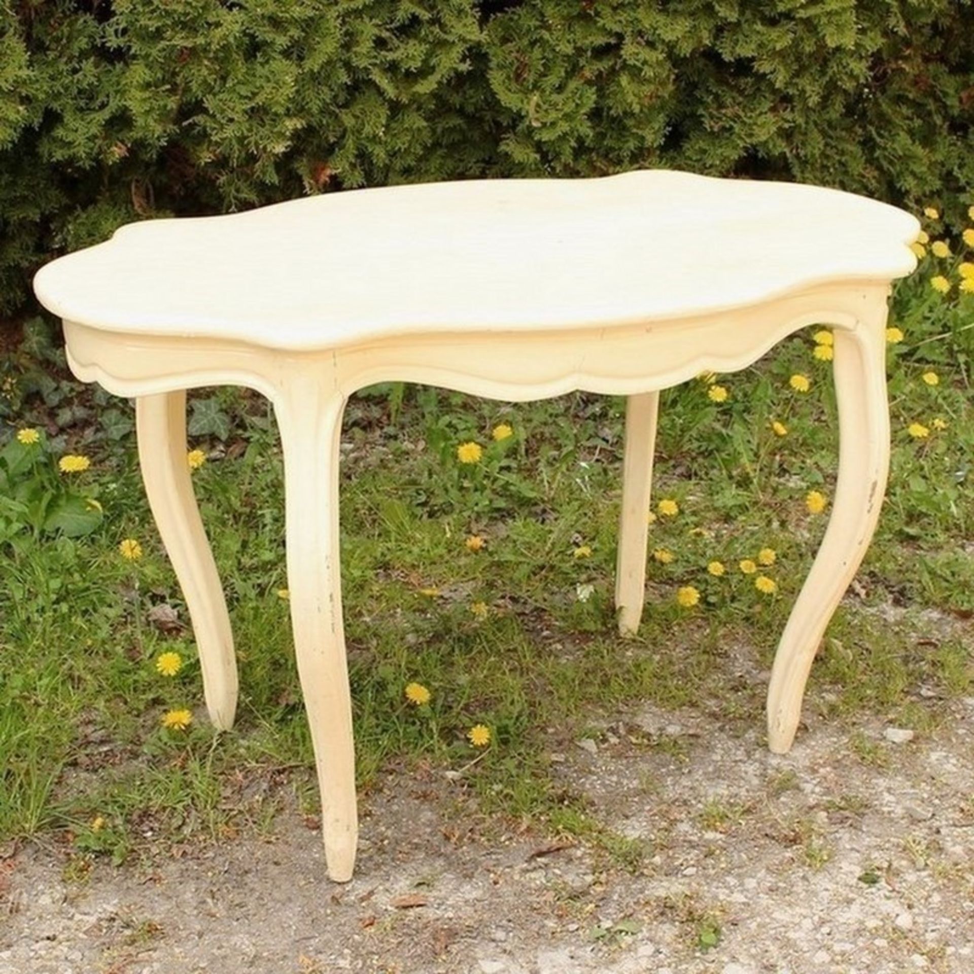 Tisch weiß lackiertes Holz, gebogte Beine u. Zarge, mehrfach geschwungene Tischplatte, Alterssp.,