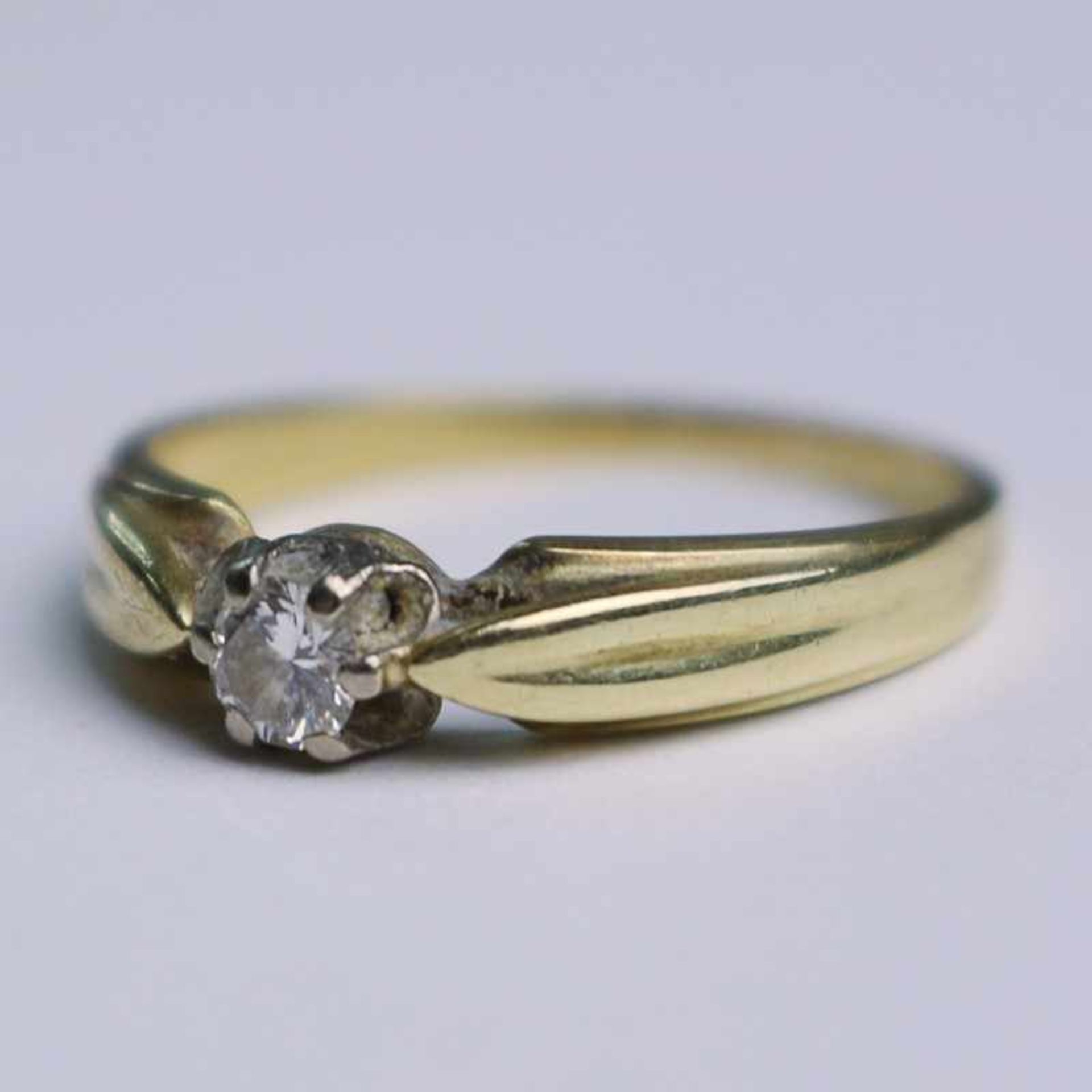 Damenring - Diamant GG 585, Ringkopf besetzt mit einem Diamant in Krappenfassung, gem.0,18ct,