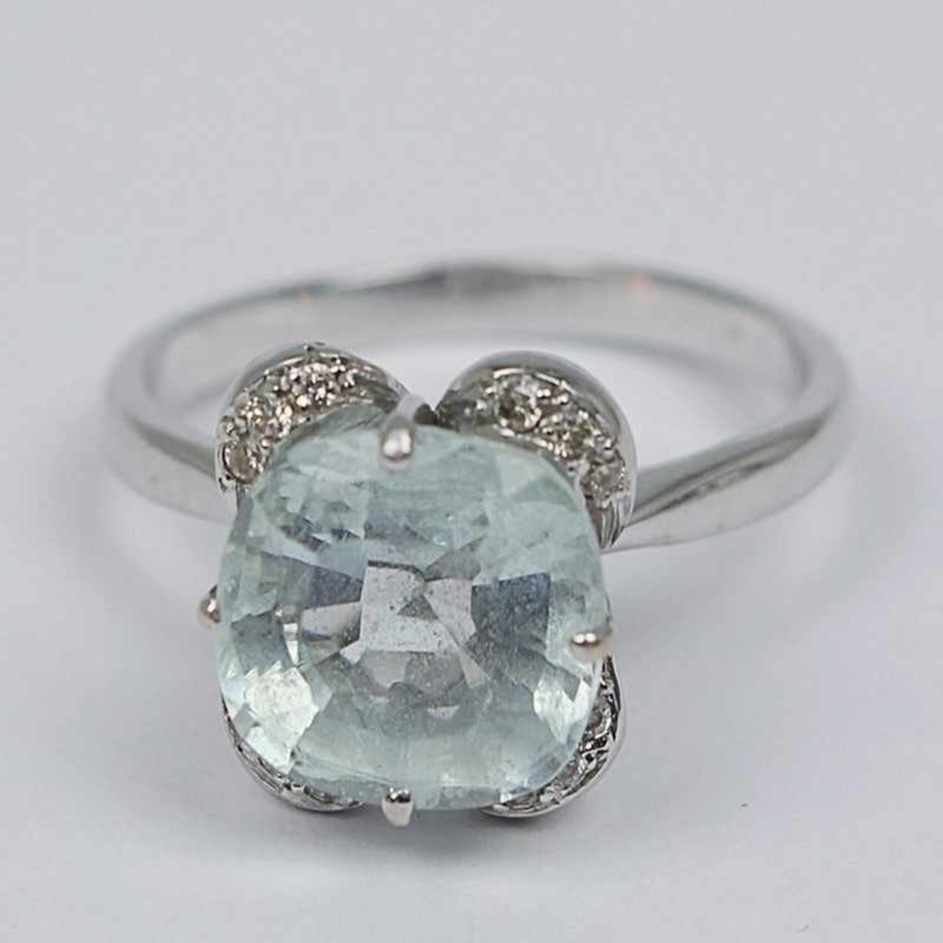 Damenring - Topas/Diamant WG 750 gepr., floraler Ringkopf besetzt mit einem blauen Topas u.