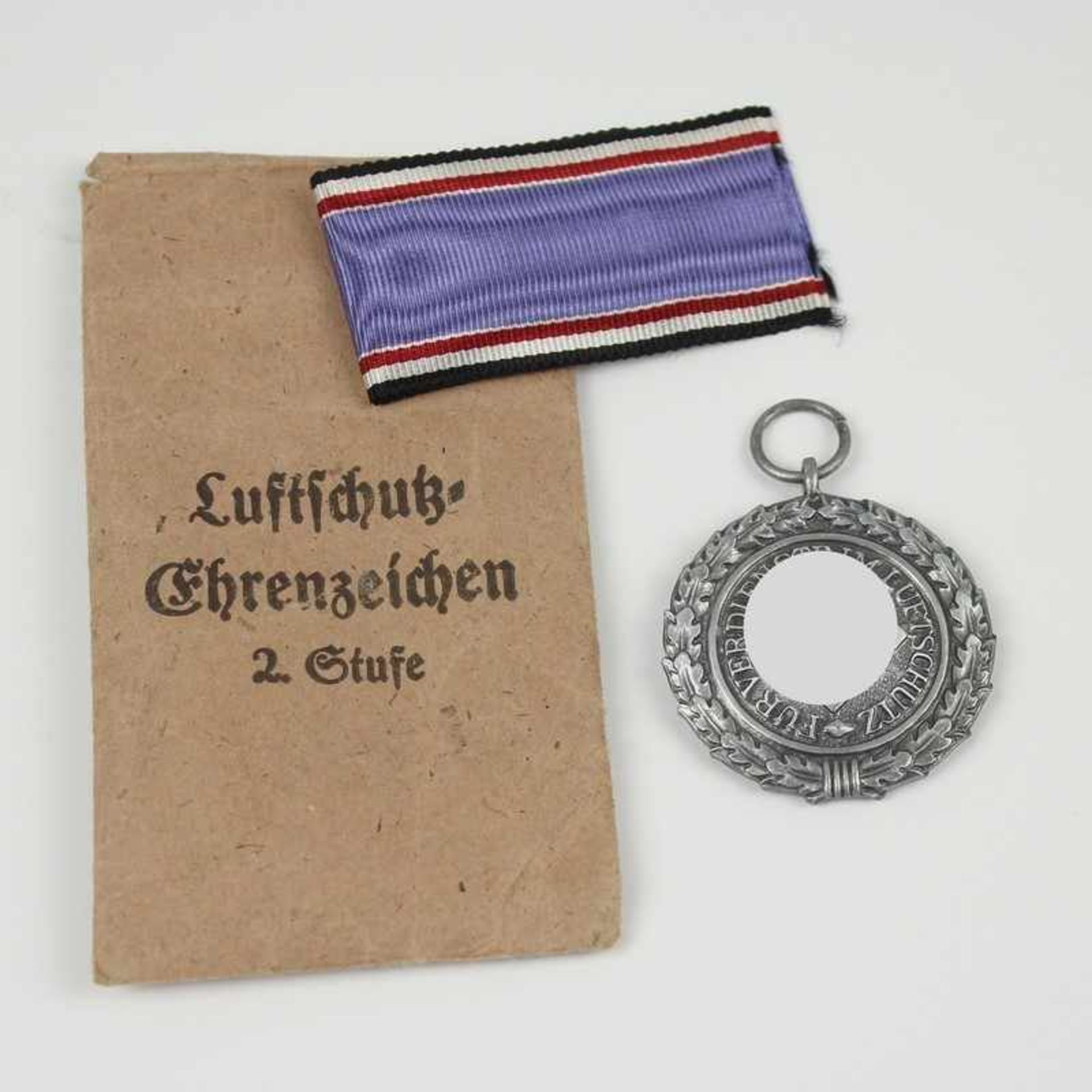 Abzeichen - 3.Reich Luftschutz-Ehrenzeichen 2. Stufe, m. Band, orig. Verleihungstüte, Alterssp.