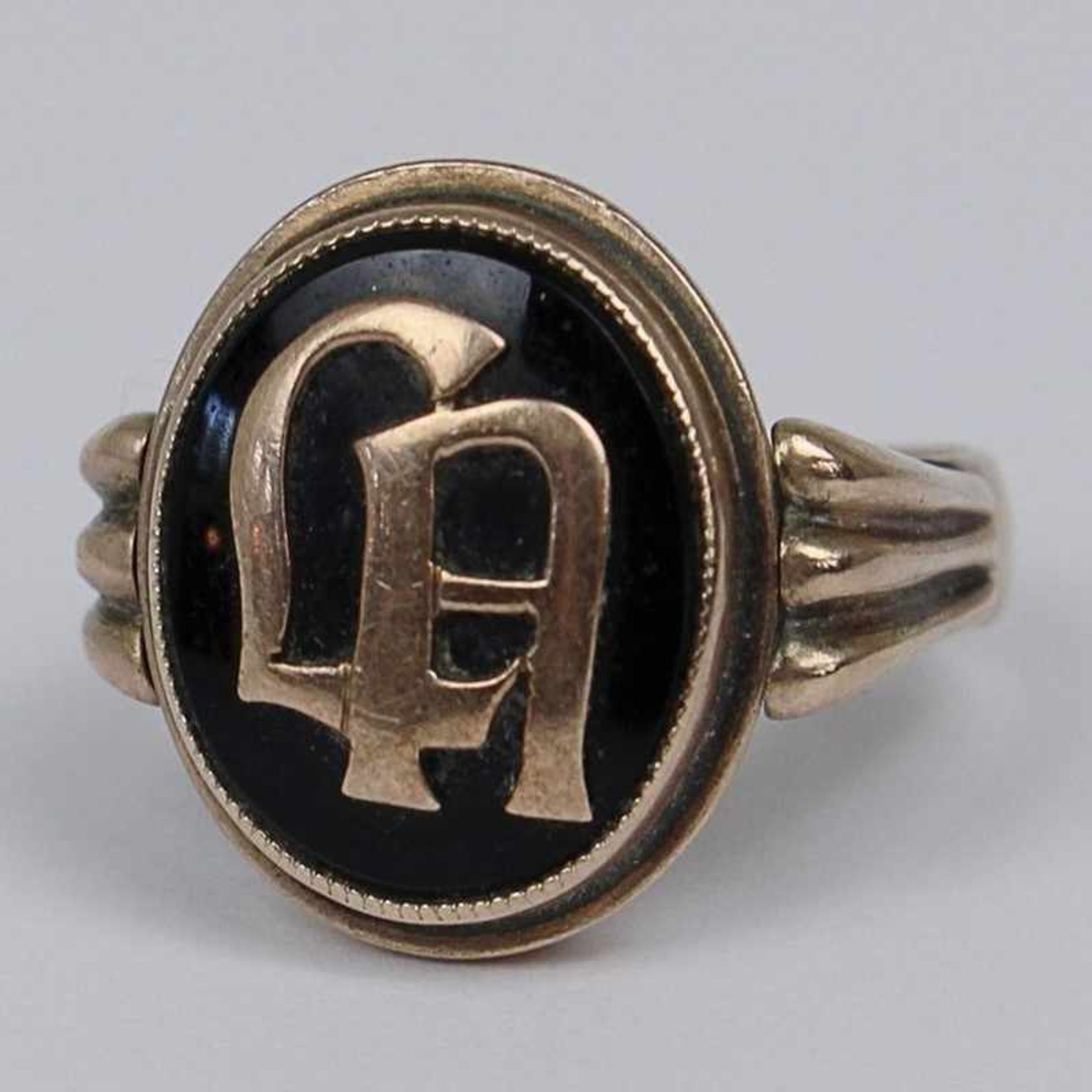 Damen/Herrenring - Monogramm GG 333, ovaler Ringkopf besetzt mit einem Onyx-Plättchen, monogr. "LA",