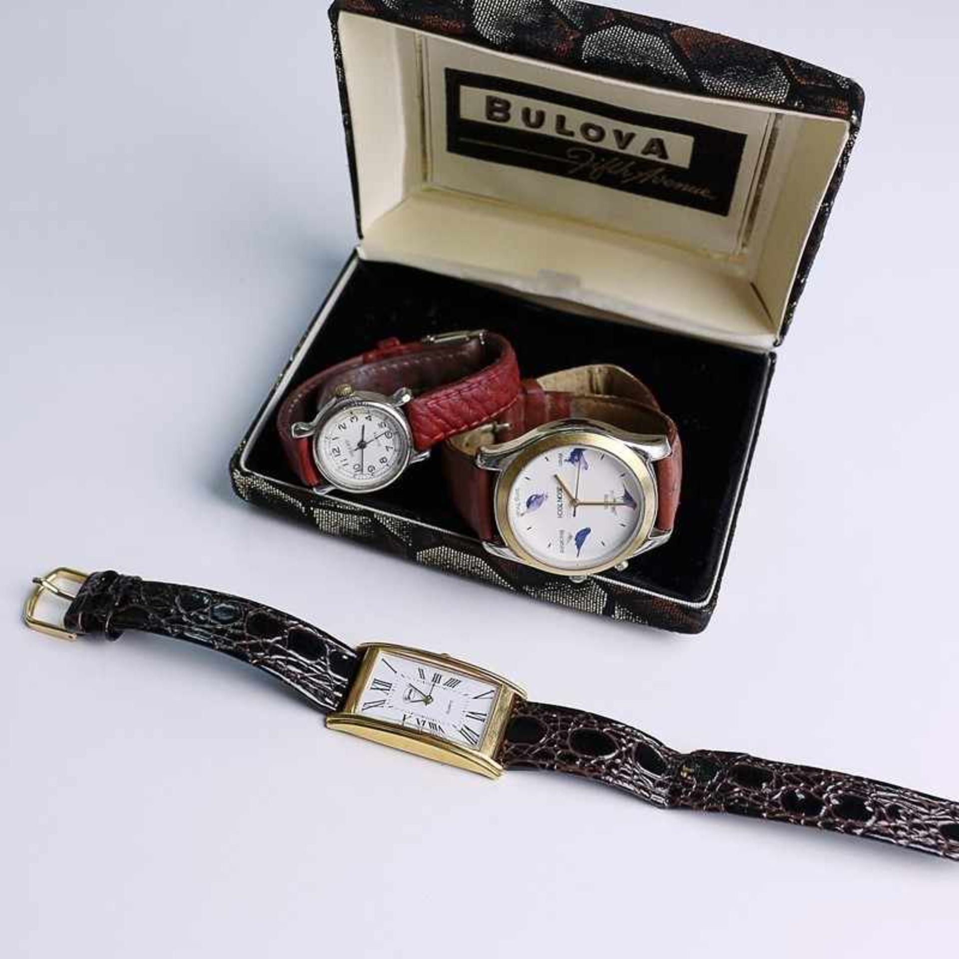 Konvolut - Armbanduhren 3 St., Sharp, Cyprea u.a., tlw. fkt.tüchtig, tlw. starke Alterssp., tlw.