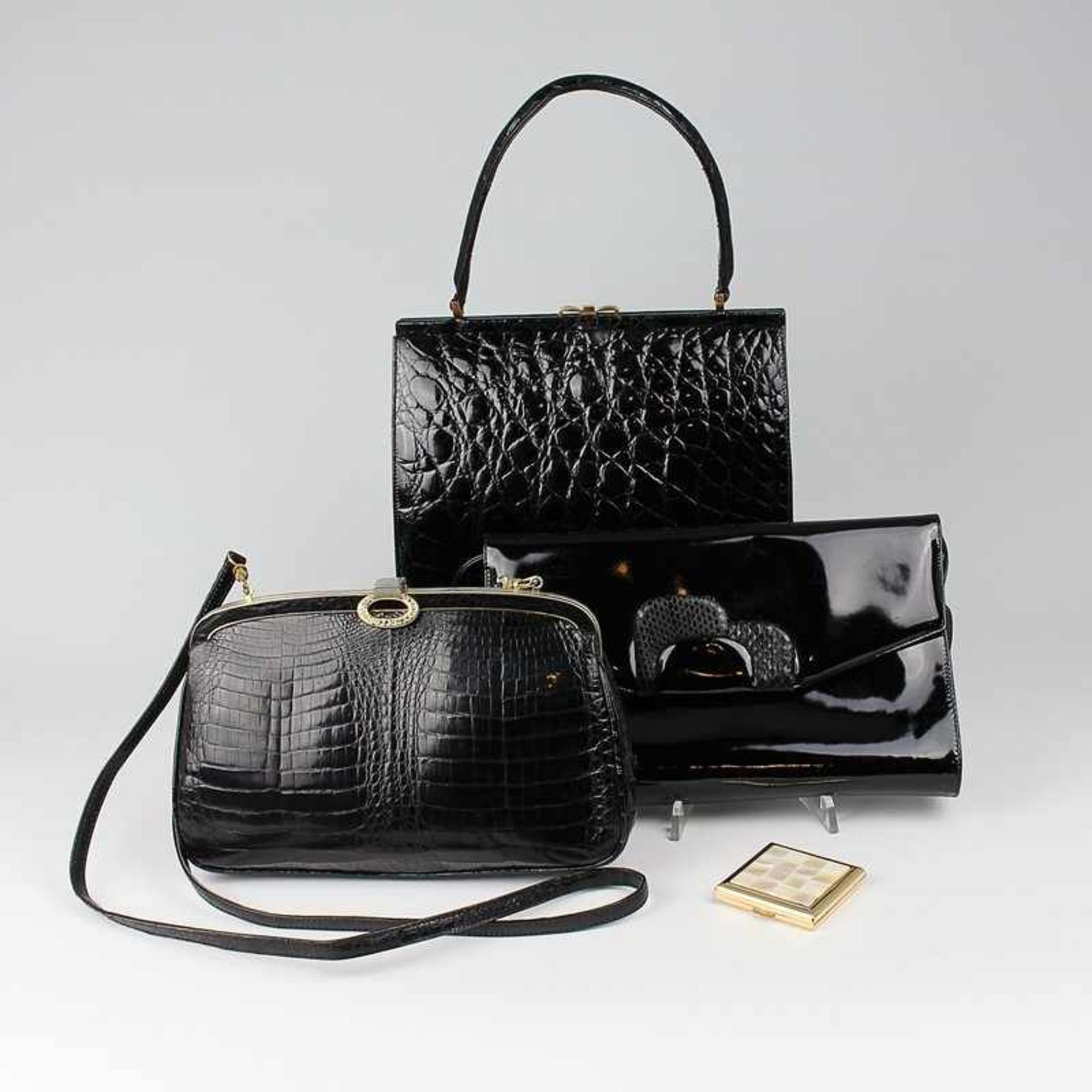 Damenhandtaschen - Drei Stück schwarz, 1x Krokooptik, 1 Tragehenkel; 1x Krokooptik, Straßschließe,