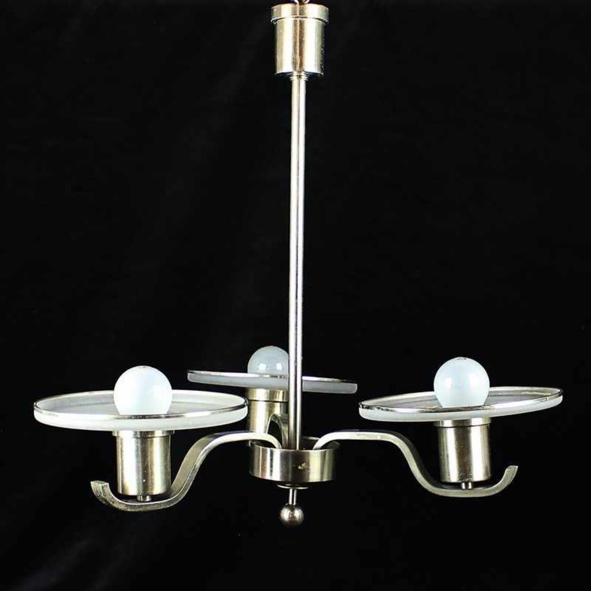 Deckenlampe Metall/Glas, 3-flammig, lang gestreckter Schaft, riemenförmige Leuchterarme, zylindr.