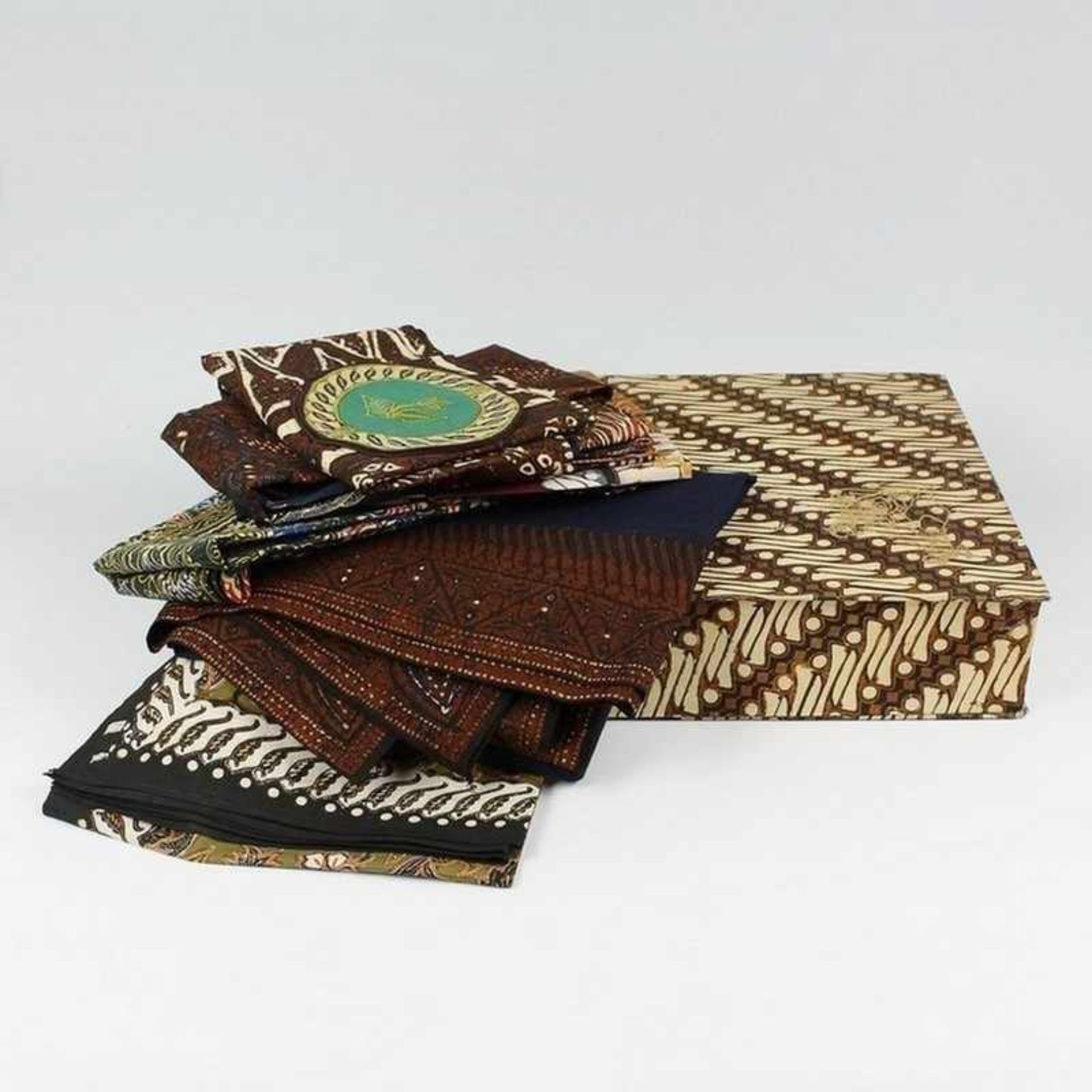 Batikstoffe 1950erJ., Indonesien, Bali, traditionelle Batik, 11 Schals/Gürtel u. a.,versch.