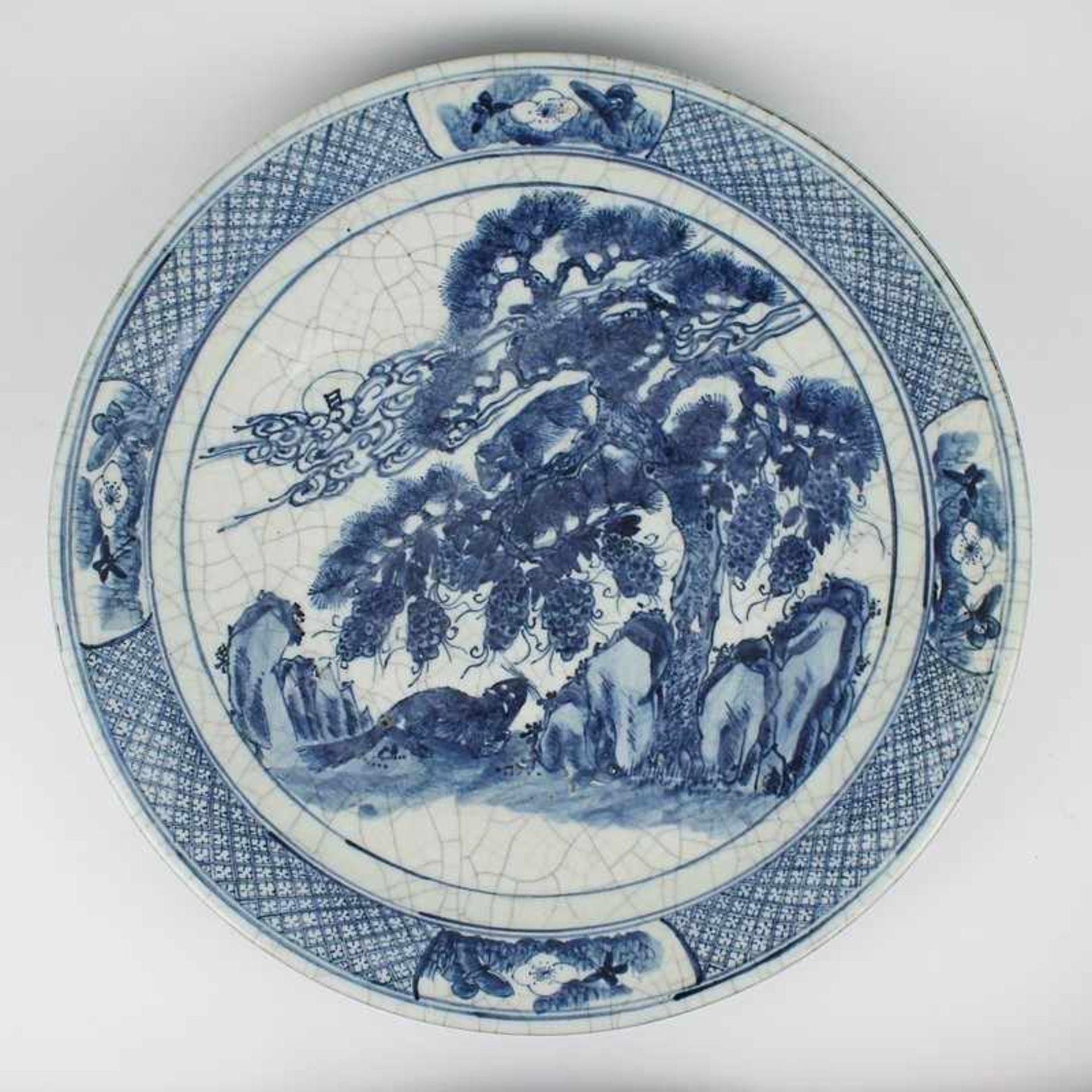 Großer Wandteller 20.Jh., weiße Keramik, Unterglasurblau, stilisierte Landschaft m. Baum,