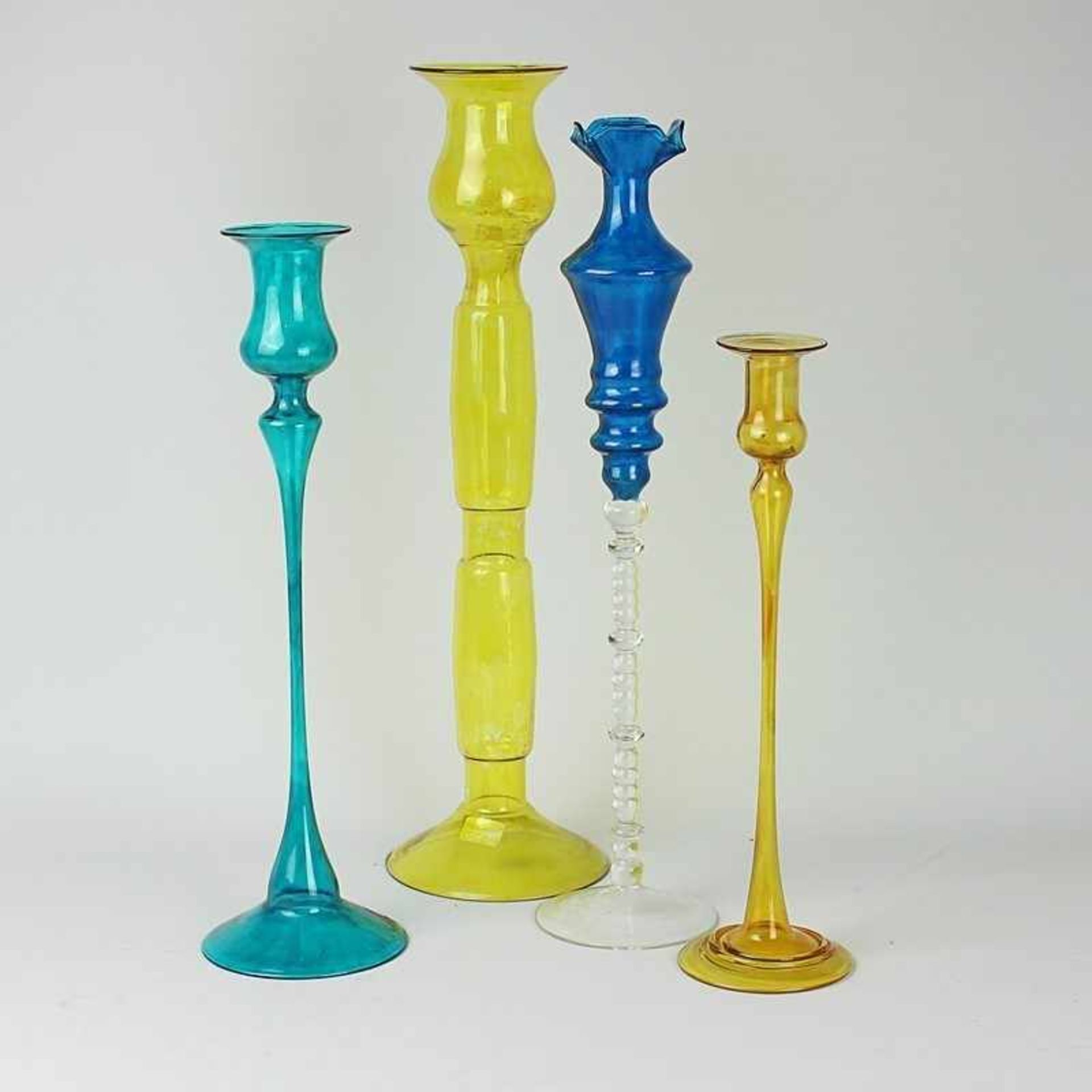 Konvolut - Kerzenständer 4 St., untersch. Formen u. Größen, farbloses, blaues u. gelbes Glas, runder
