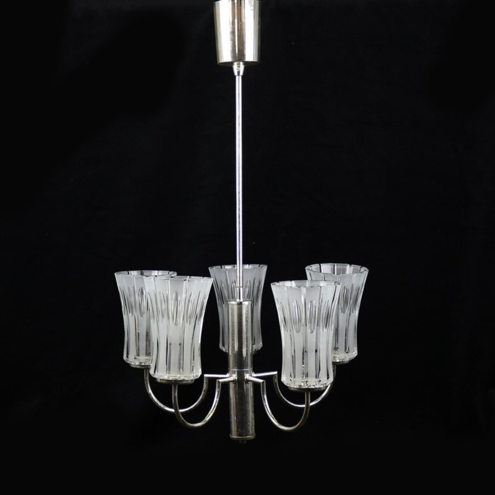 Deckenlampe Metall, 5-flammig, zylindrischer Schaft, gebogte Leuchterarme, konische Glasschirme,