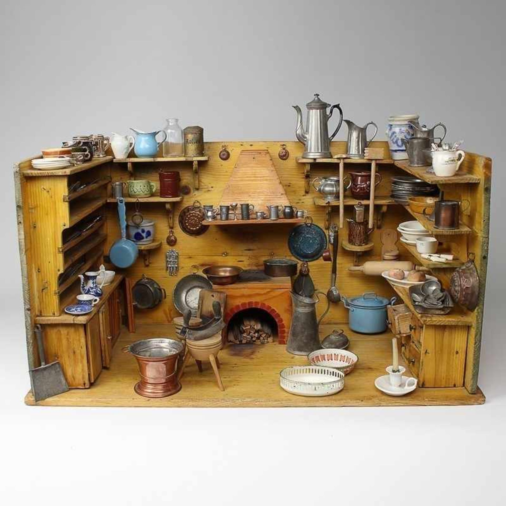 Puppenstube Rauchfangküche, um 1880/1900, rechteckiges Gehäuse, zentrale Feuerstelle mit