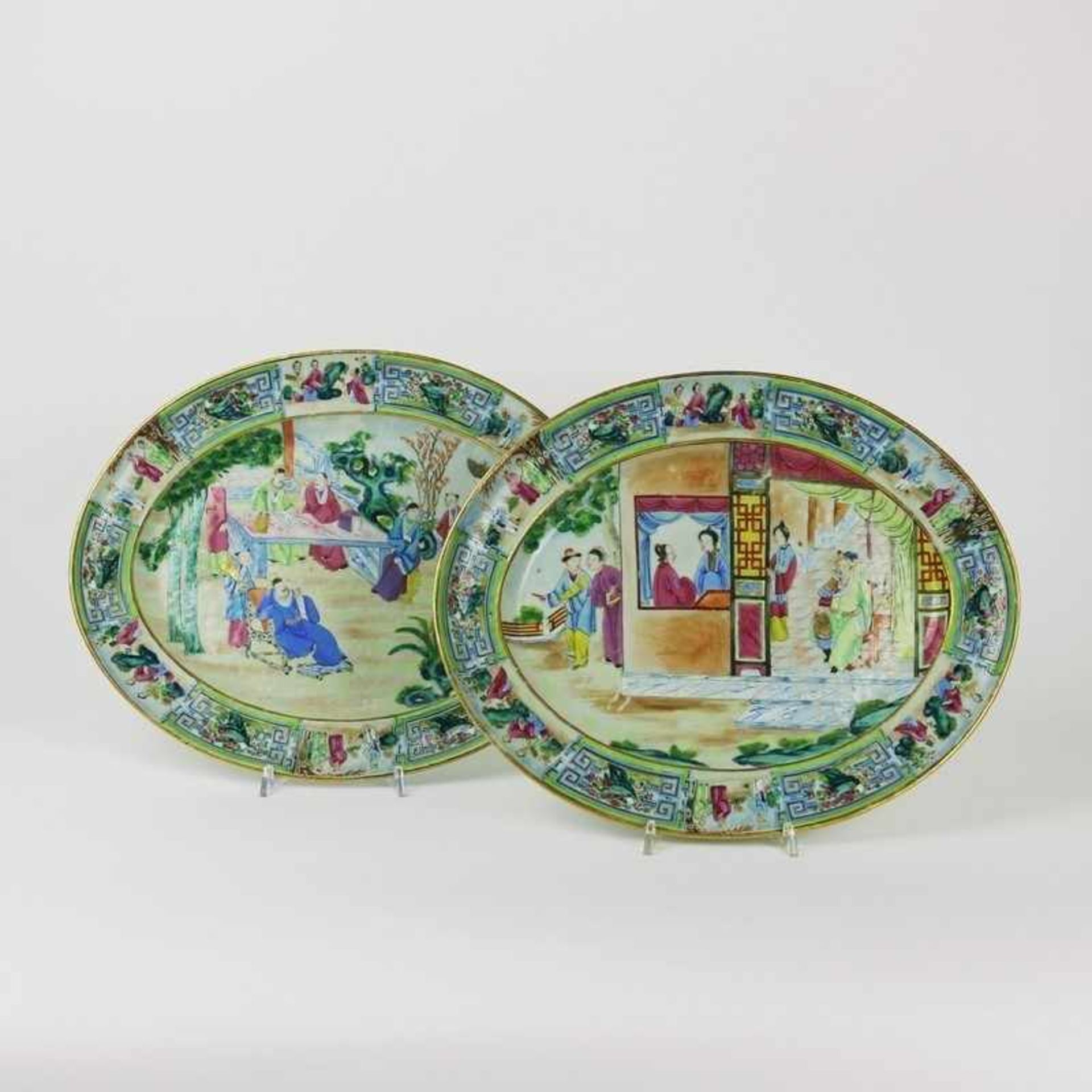 Paar Teller - Famille Rose 18./19.Jh., China, ungem., ovale Form, polychrom bemalt, goldstaff.,