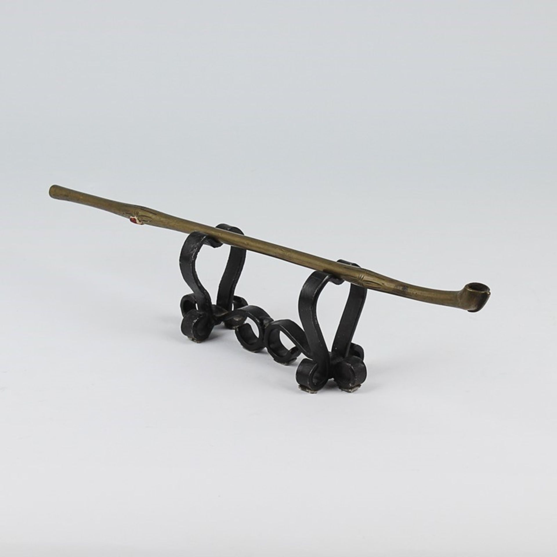 Opiumpfeife 20.Jh., Messing, stilisierte Bambusform, m. Gestell, Alterssp., L ca. 32cm