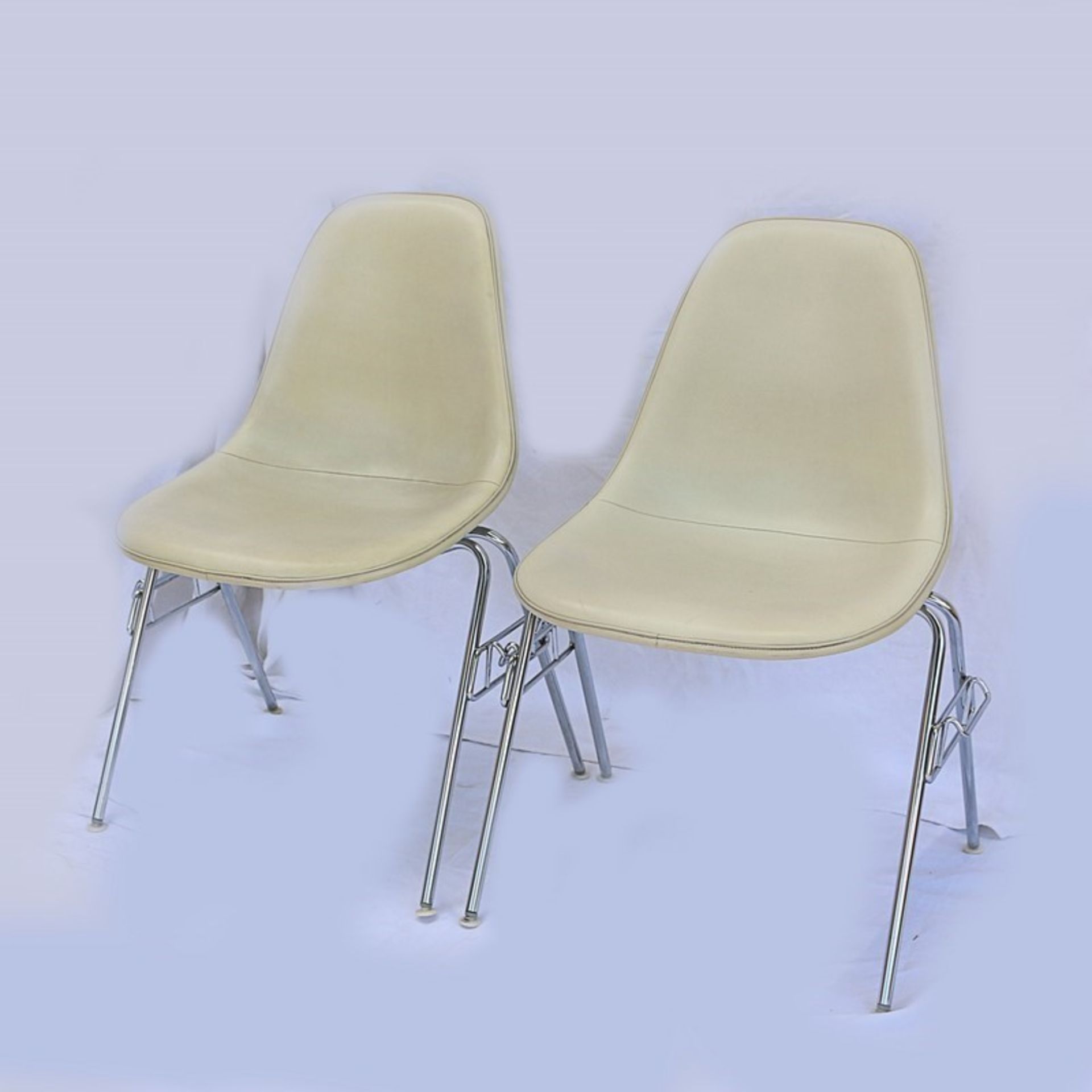 Eames - Paar Side-Chairs Entw. Charles Eames, Herstellung Herman Miller, verchromtes Metallrohr,