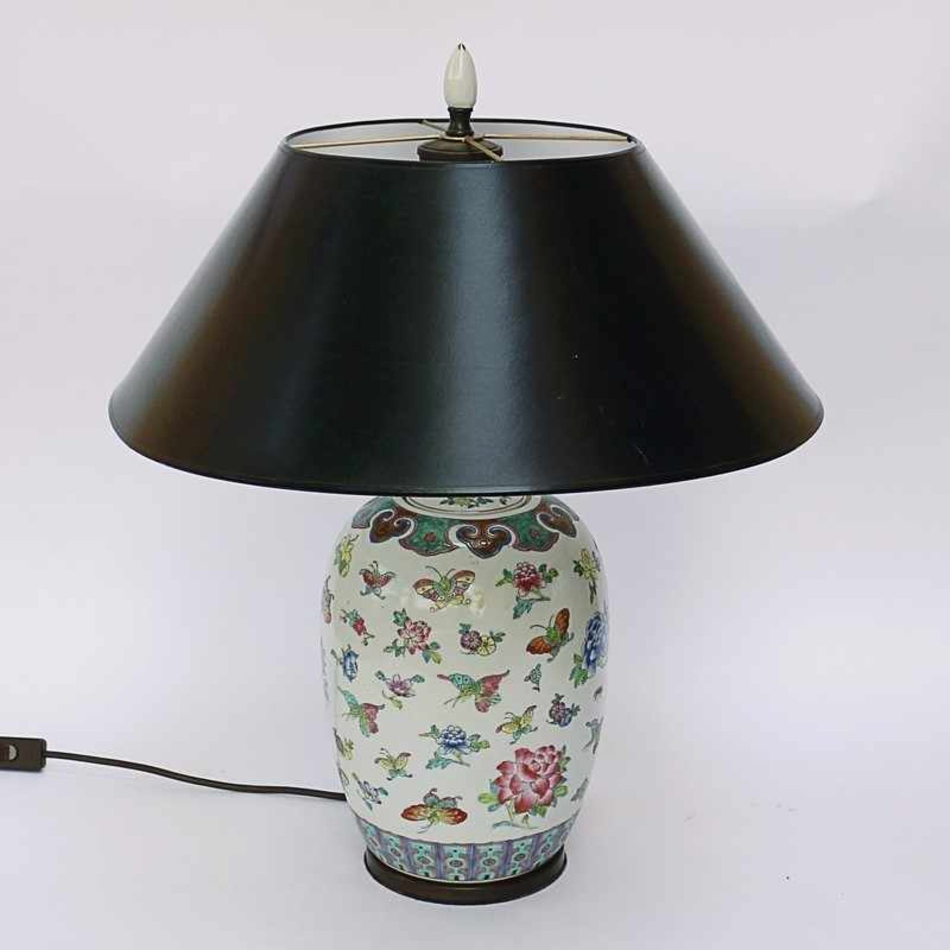 Tischlampe - China 20.Jh., 1-flammig, runder Metallstand, weiser Porzellanfuß, umlaufend polychromer