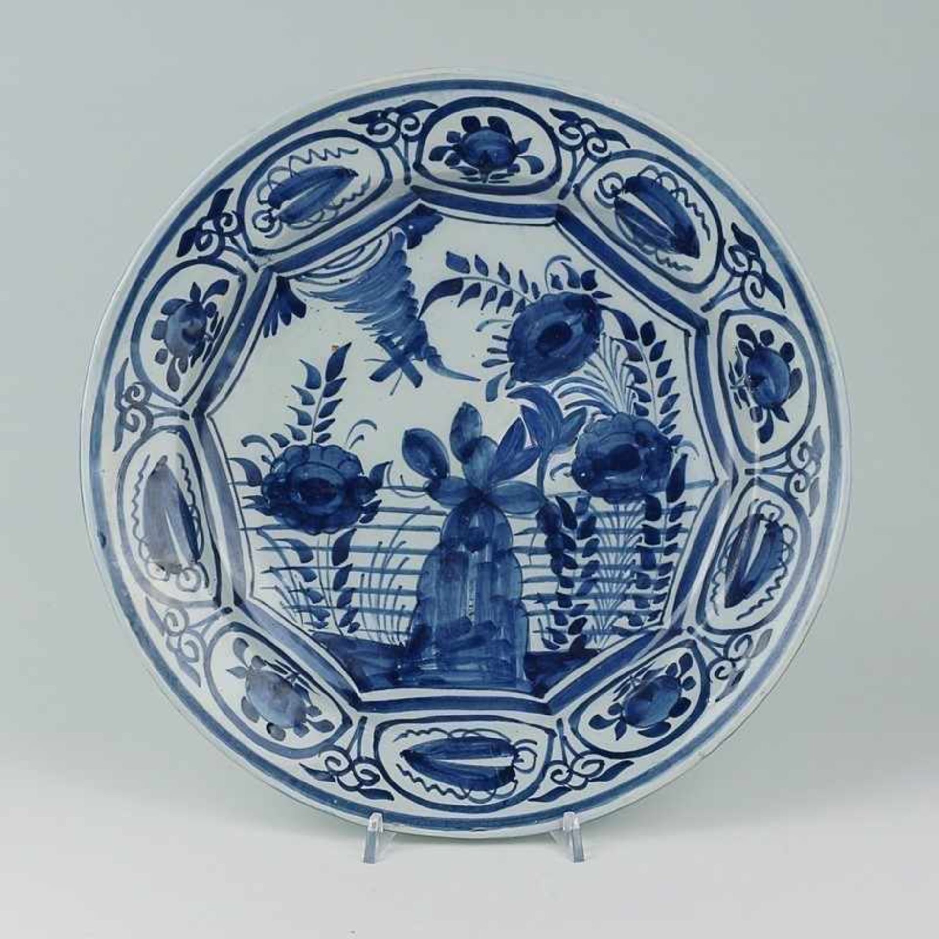 Fayenceplatte 18.Jh., wohl Delft, hellbrauner Scherben, rund, gemuldet, florale Blaumalerei, weiße