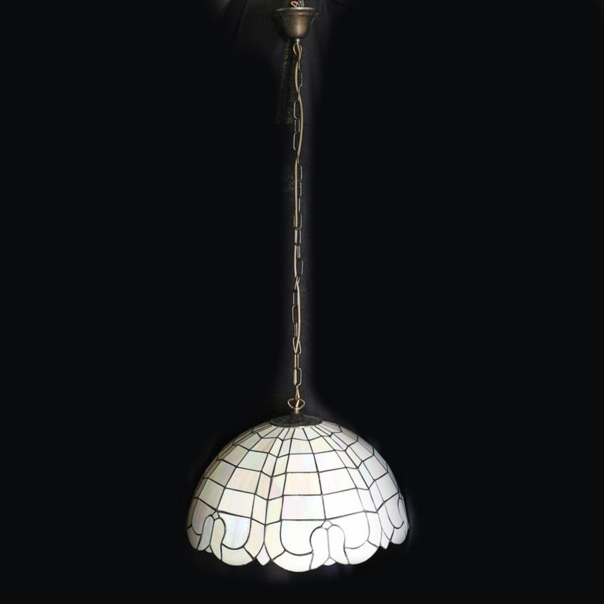 Deckenlampe Glas/Metall, 3-flammig, Tiffanystil, halbkugelförmiger Schirm m. bewegtem Rand,