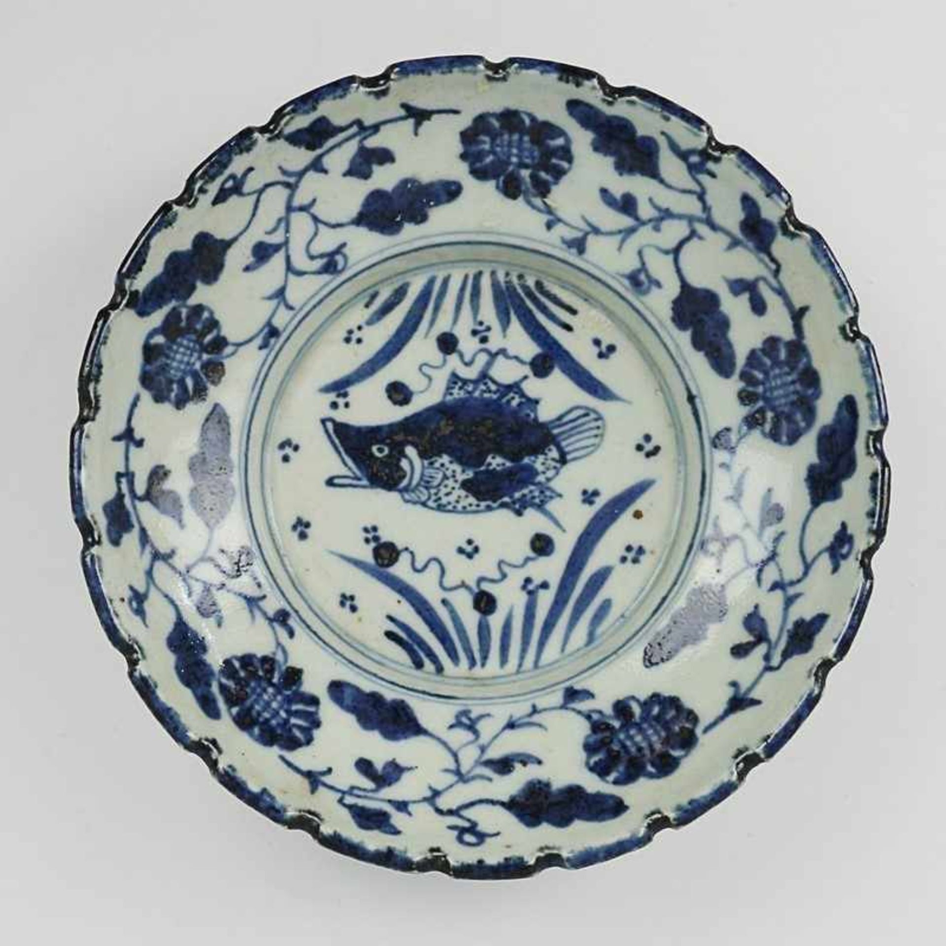 Schale - China 19./20.Jh., Bodenmarke, weißes Porzellan, Unterglasurblau, Fisch u. Blumenmotive,