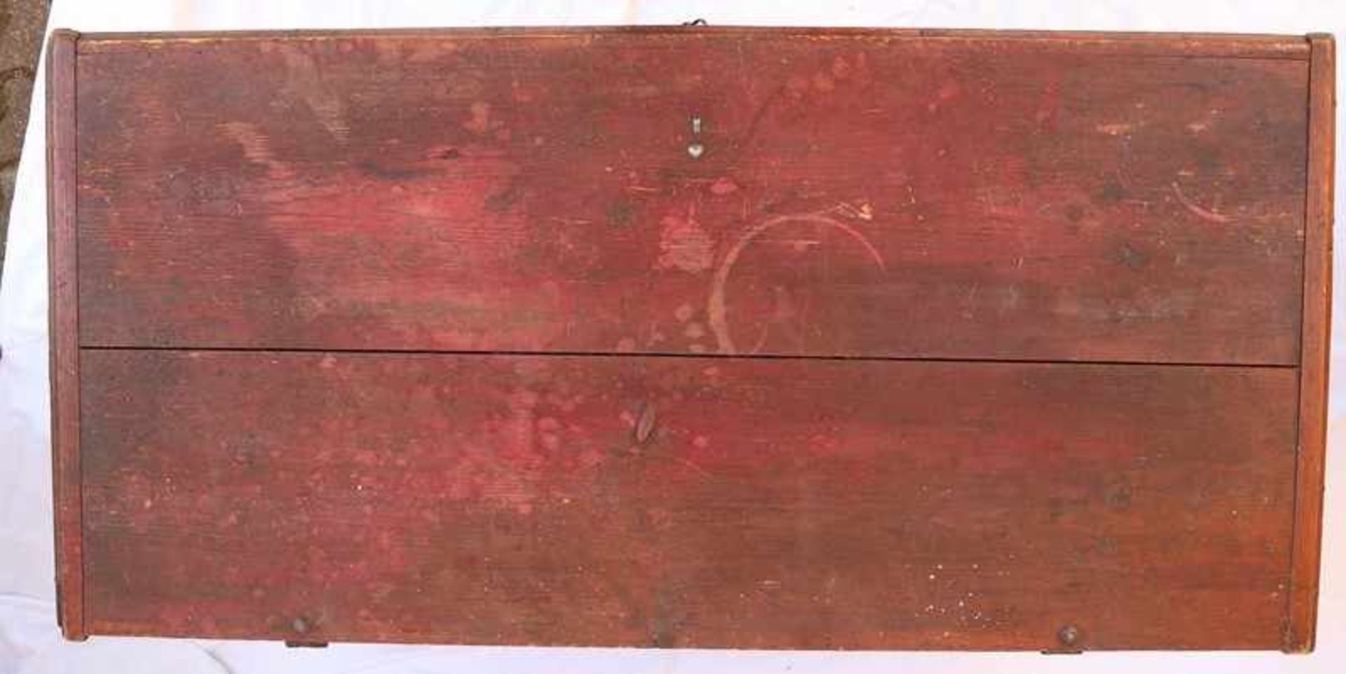 Bauerntruhe um 1800, Nadelholz, später bemalt, gebogte Vierkantfüße, profilierte Sockelleiste, - Bild 2 aus 3