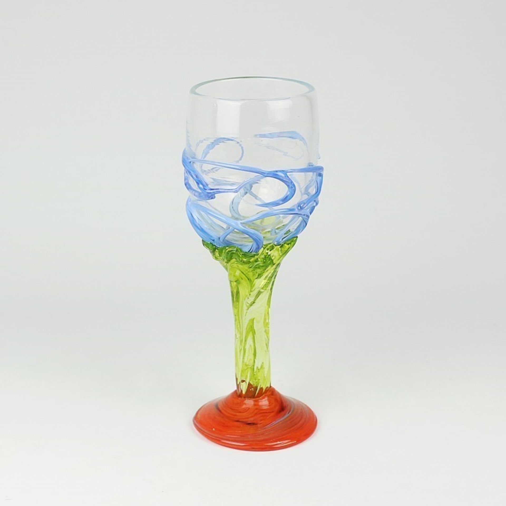 Künstlerglas - Weinpokal farbloses u. grellgrünes dickw. Glas, runder Stand m. orangefarbenen