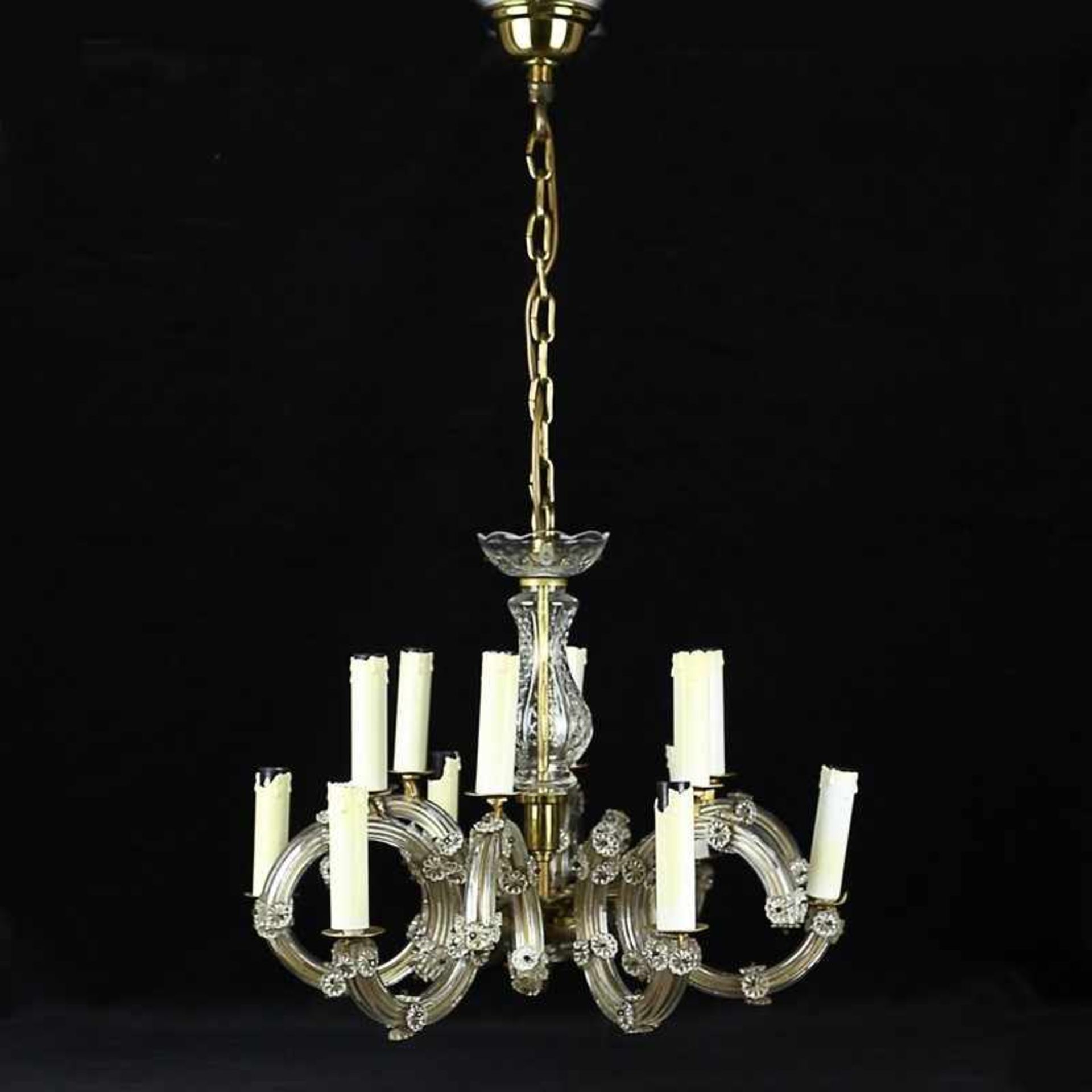 Deckenlampe Glas/Metall, 12-flammig, balusterförmiger Schaft, gebogte Leuchterarme, Blütendekor,