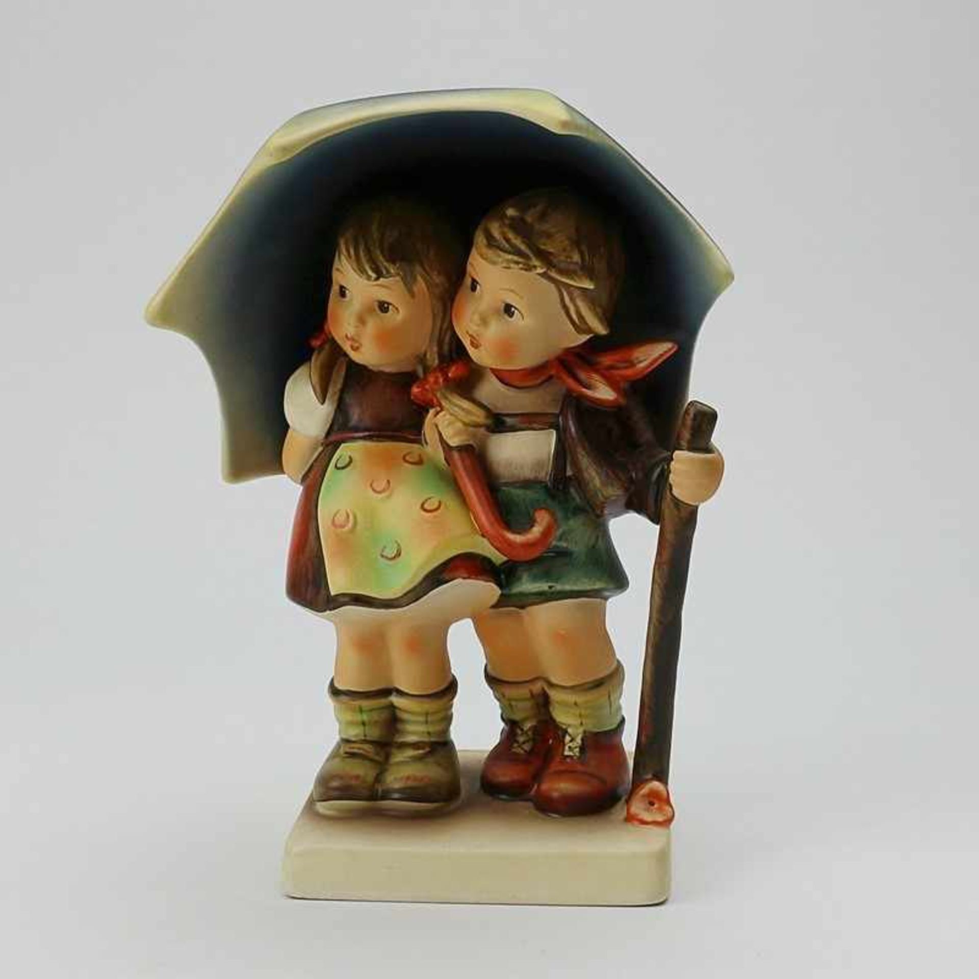 Hummel - Unter einem Dach gem.Goebel, Nr. 71/I, Mädchen u. Junge unter dem Regenschirm, farbig