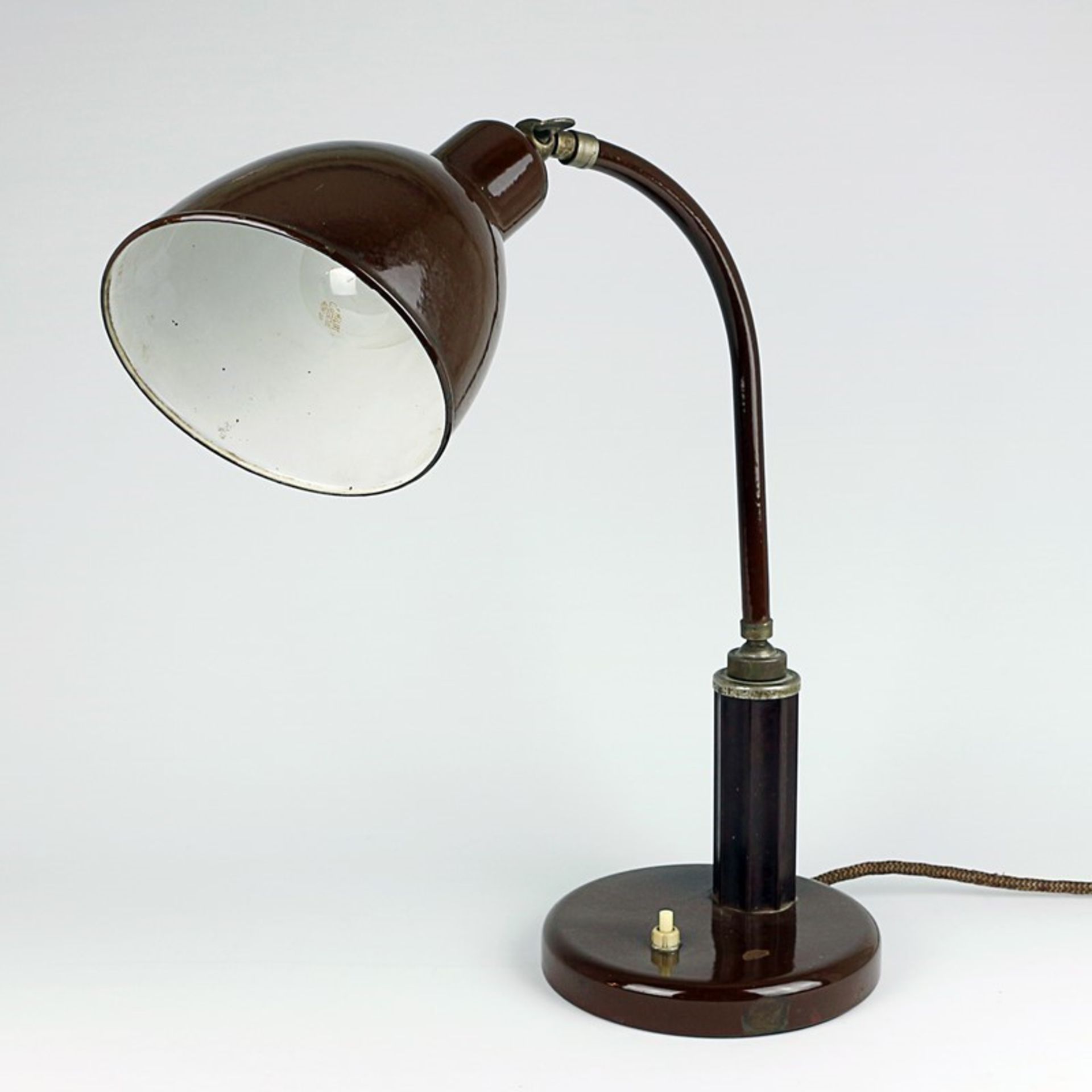 Tischlampe um 1925/30, Metall/Bakelit/Emaille, braun, einflammig, im Stil von Christian Dell,