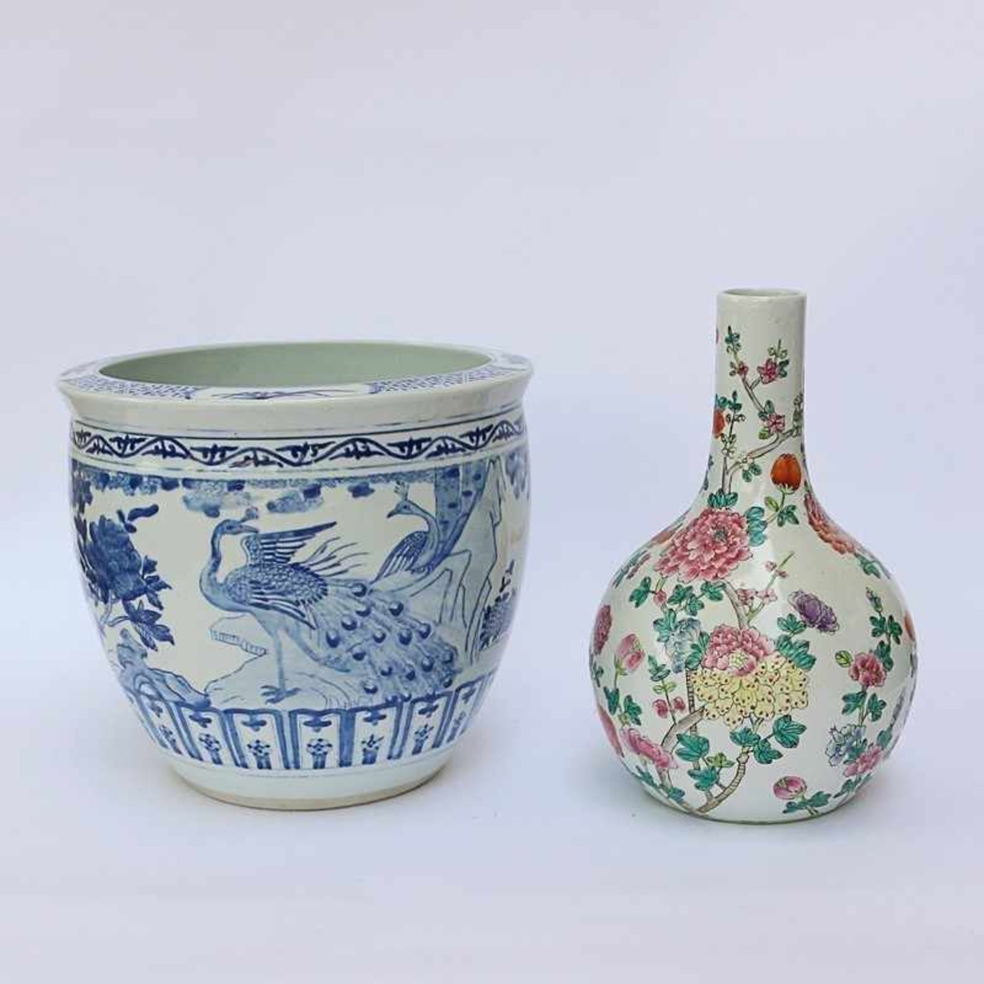 Konvolut - China 2 St., 20.Jh., weißes Porzellan, 1x Vase, polychrom bemalt, 1x Cachepot,
