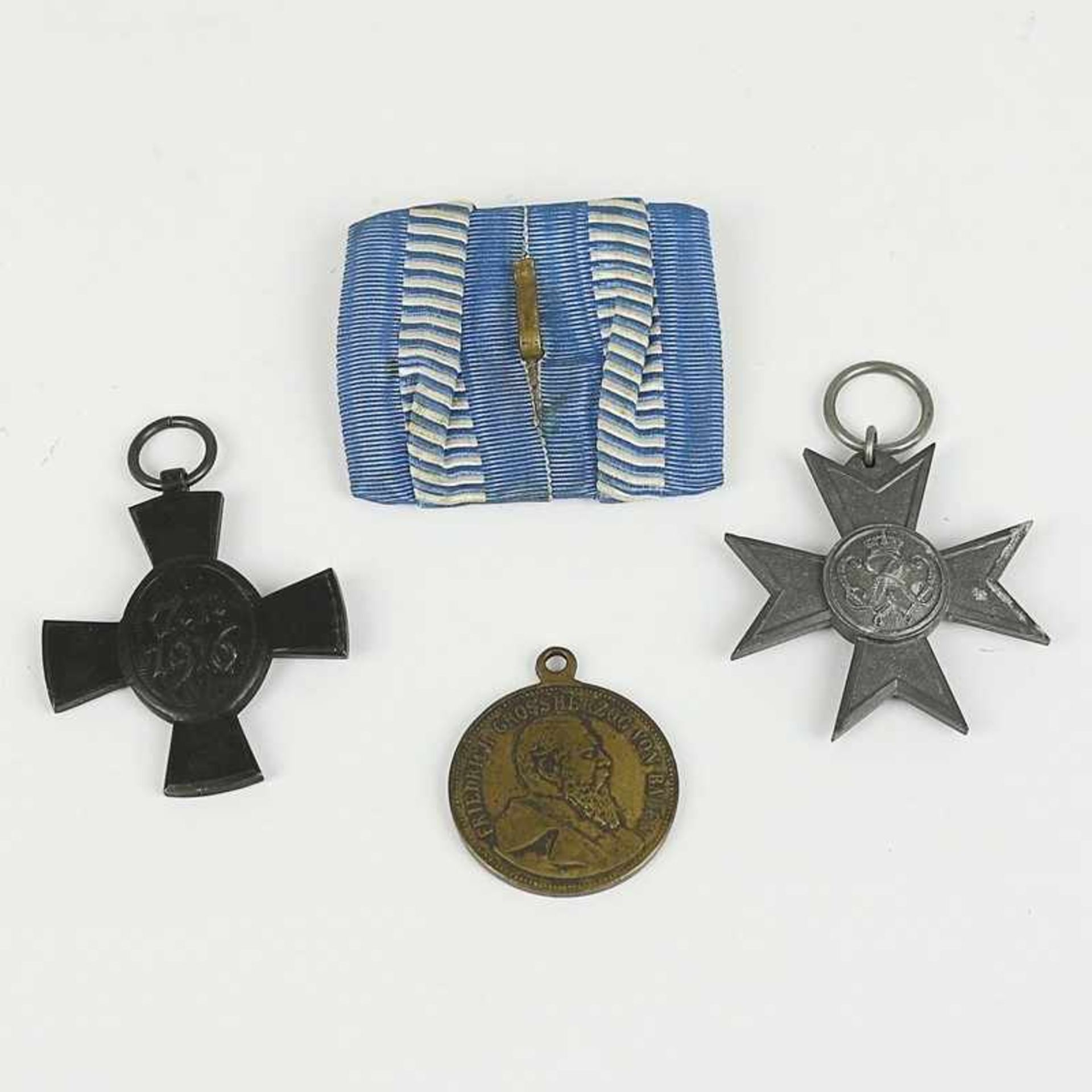 Abzeichen - Dt.Reich 3 St., 1x König Ludwig-Kreuz m. Ordensschnalle, 1x Verdienstkreuz