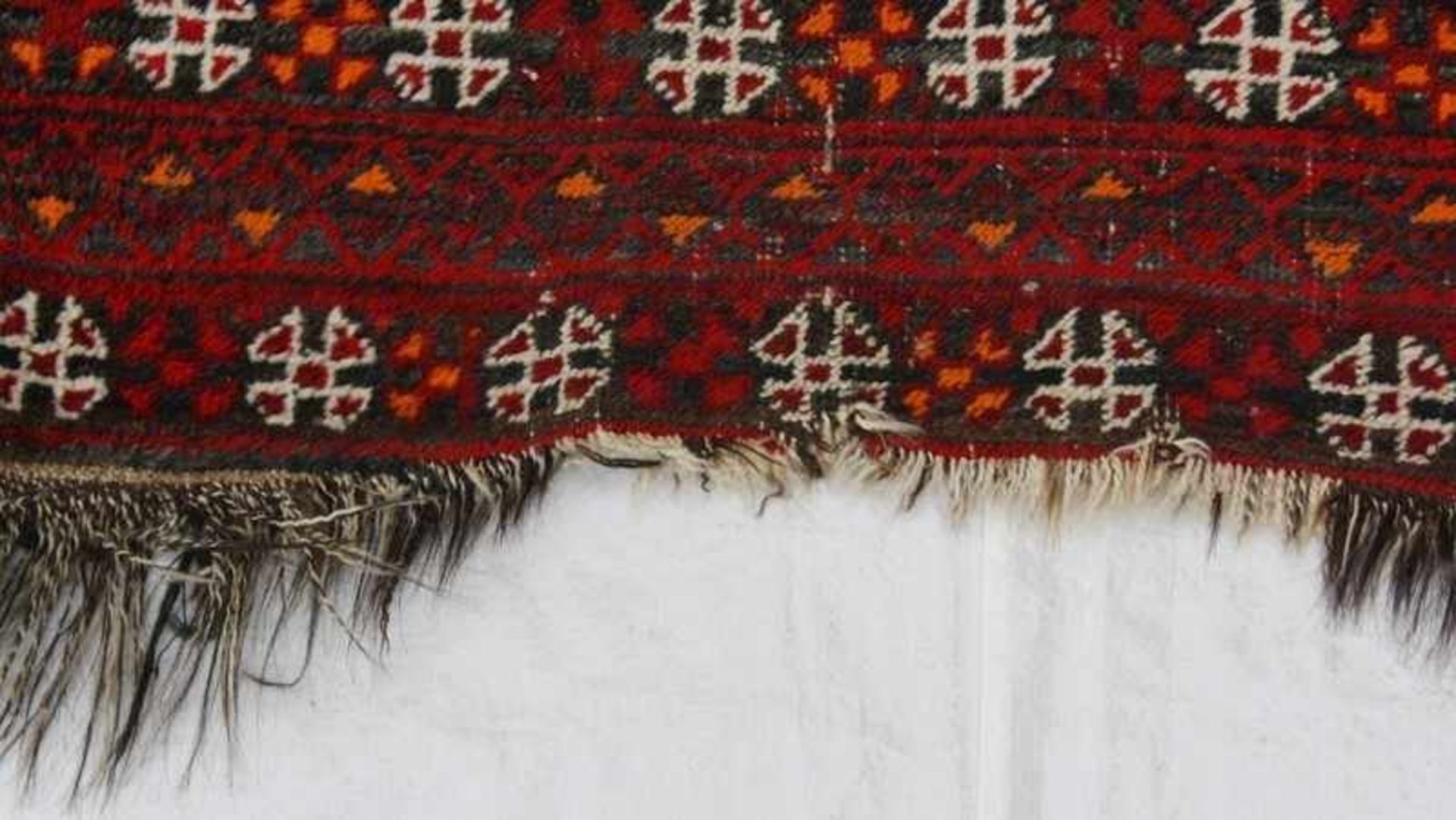 Orientbrücke Persien, wohl Belutsch, Wolle/Wolle, geometr. Dekor, rot, braun, weiß, blau, Abrasch, - Bild 2 aus 2