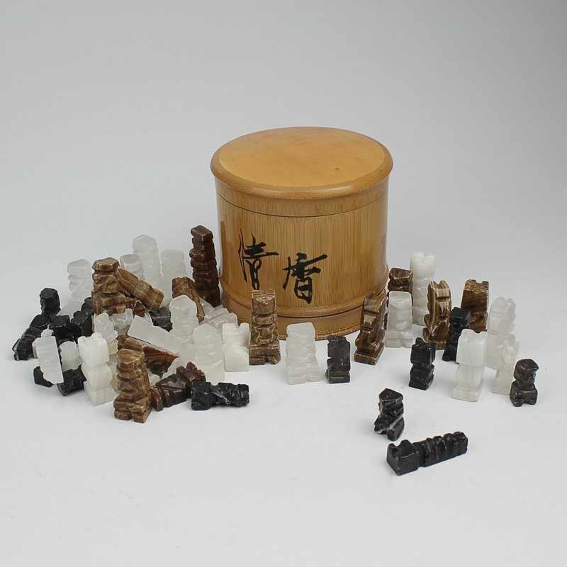 Deckeldose - China 20.Jh., Bambus, m. Blumenmotiven verziert, Schriftzeichen, dazu 63x Steinfiguren,
