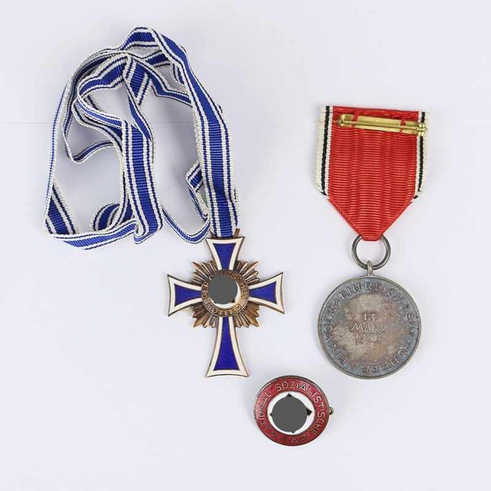 Abzeichen - 3.Reich 3 St., 1x Mutterkreuz 3. Klasse, m. Band, 1x Medaille zur Erinnerung an den
