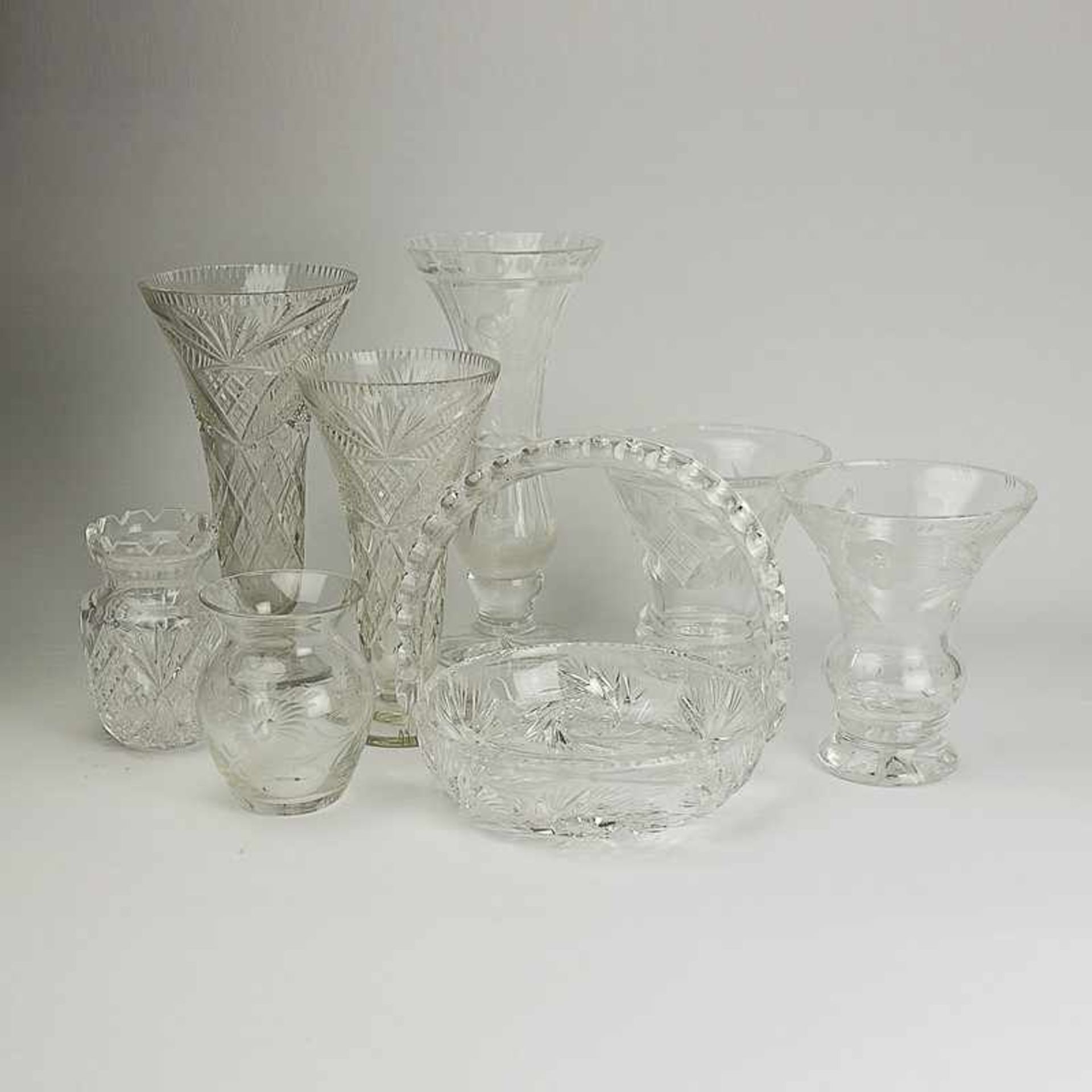 Konvolut 8 St., Vasen u. Schale, untersch. Formen u. Größen, farbloses Glas, tlw. Kristallglas,