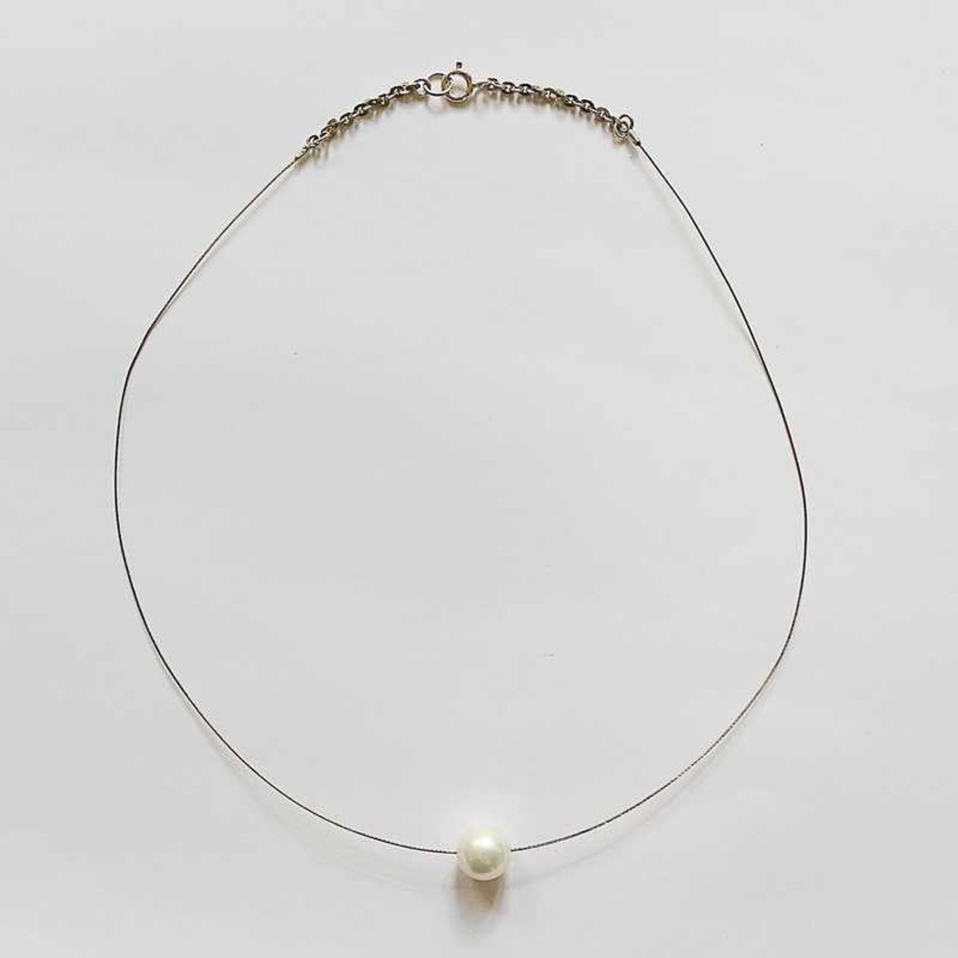 Perlen - Collier Si 925, auf zarter Flechtkette beseglich aufgezogene weiße, fein lüstrierende