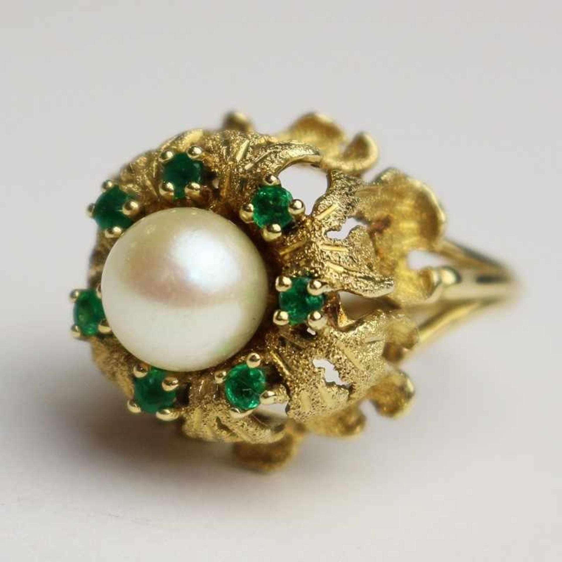 Damenring gem. "Schott", GG 585, floraler, tlw. satinierter Ringkopf besetzt mit einer Perle, Dca.