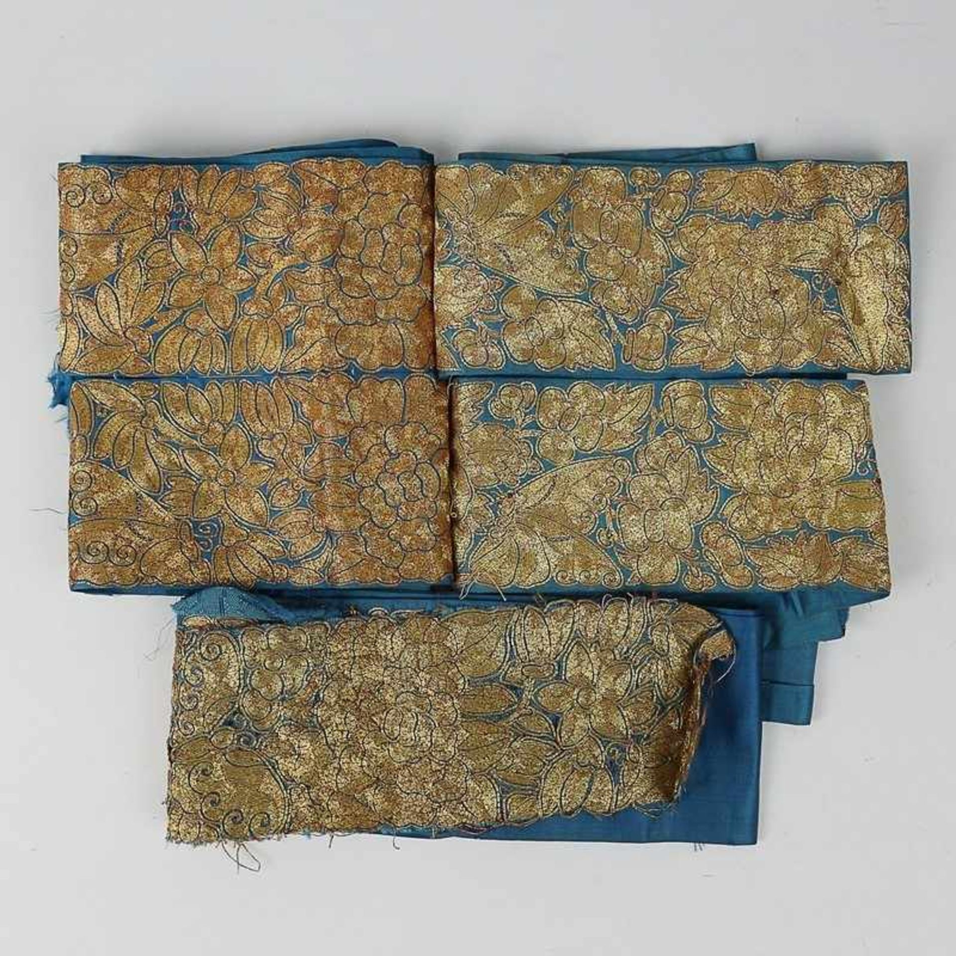 Stickereien - China 2,5 St., um 1900, blaue Seidenstoffe, fein m. Goldfäden gestickt, florale