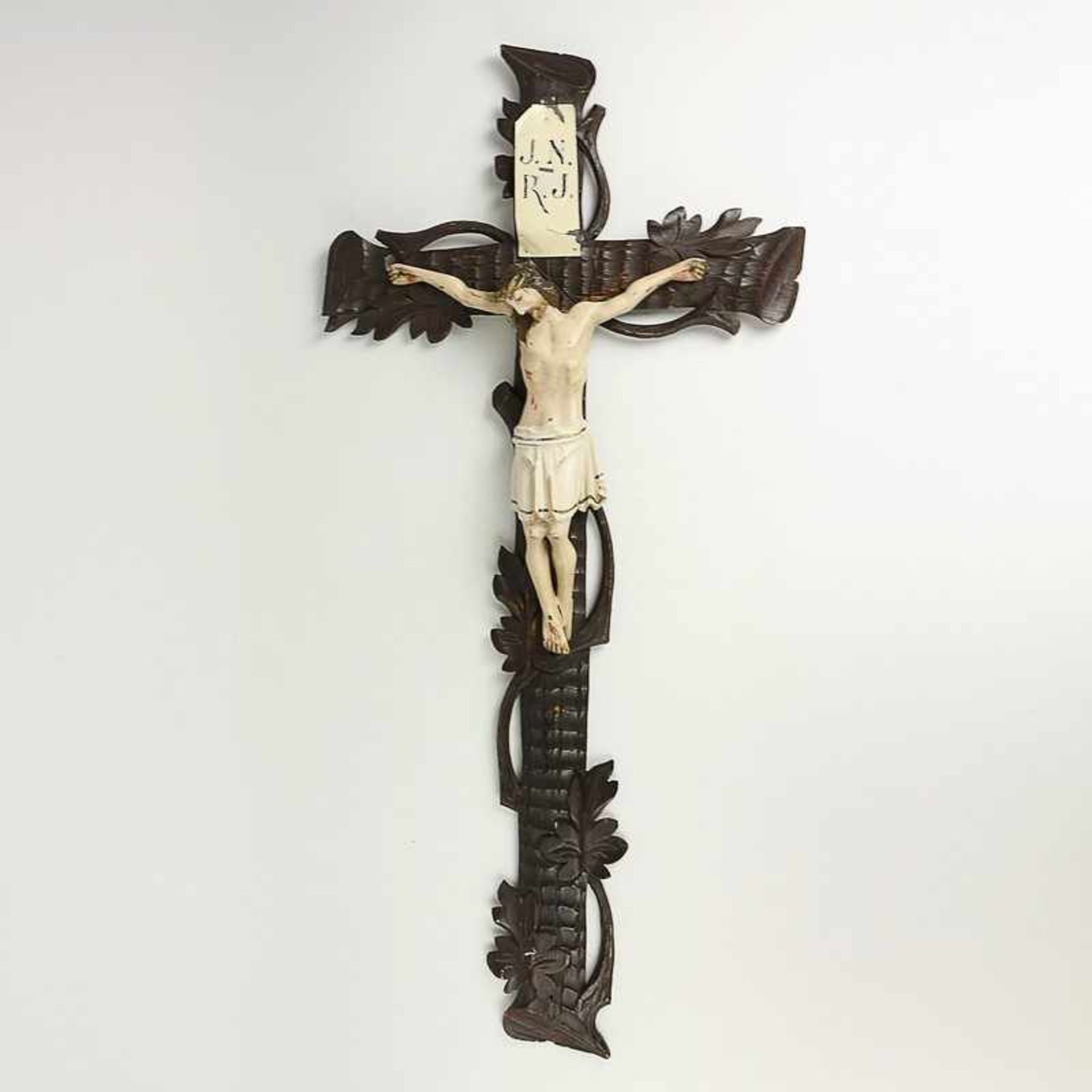 Kruzifix um 1910, Holz bemalt u. geschnitzt, Kreuz Reliefdekor m. stilisierten Blättern,