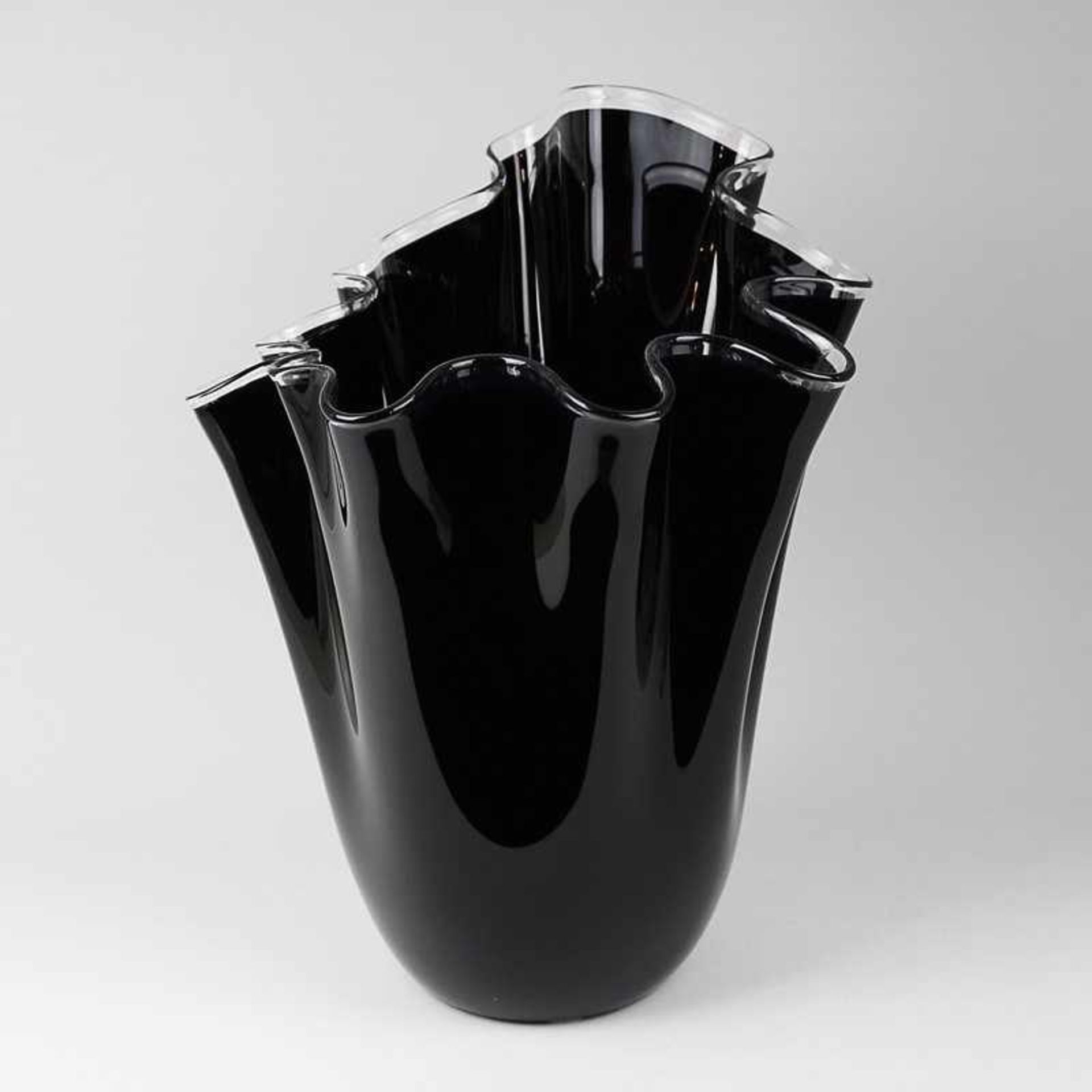 Sandra Rich - Vase im sog. Fazzoletto-Stil, farbloses dickw. Glas, dunkelviolett überfangen,