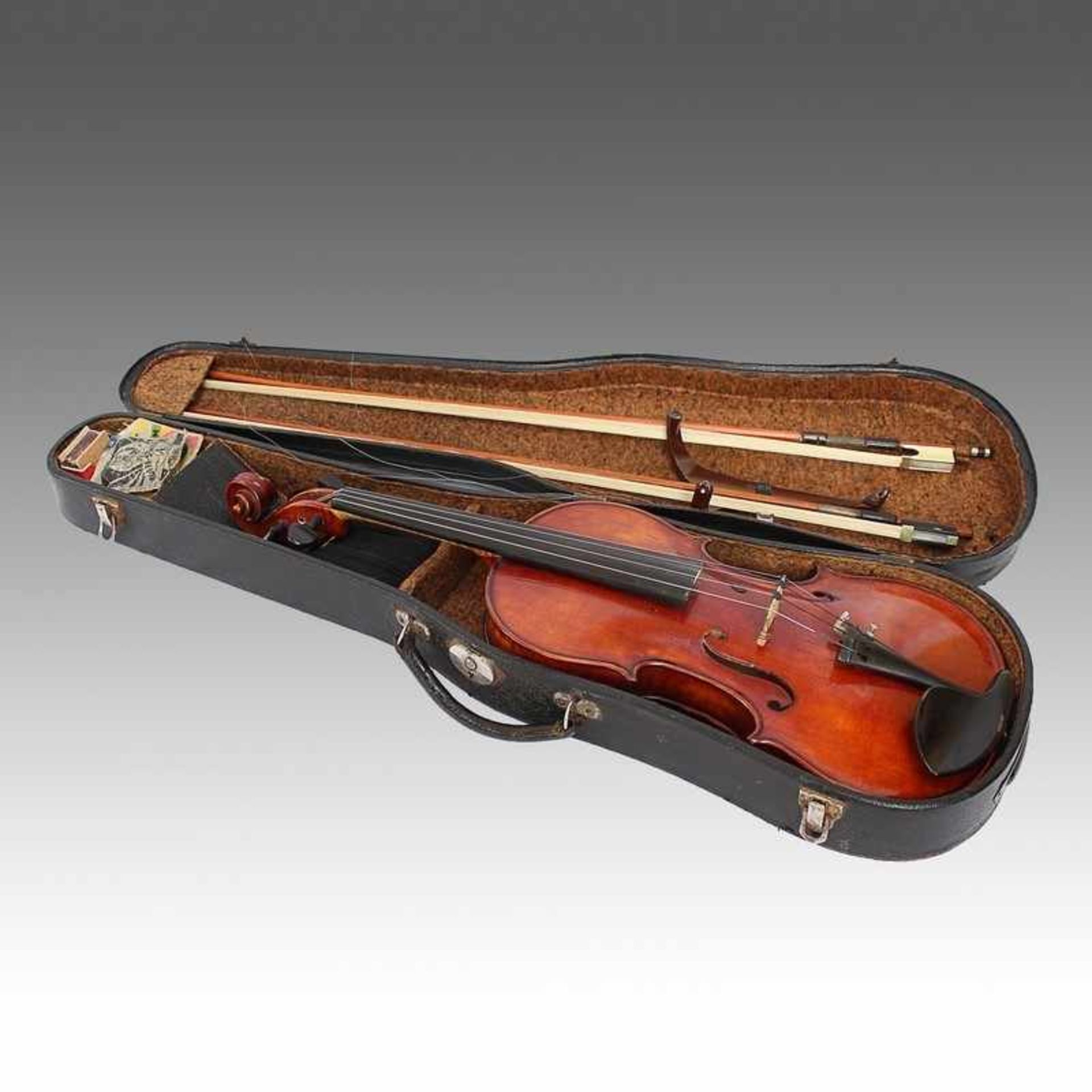 Violine um 1920, im Koffer m. Bogen, Bespannung besch., Alterssp.