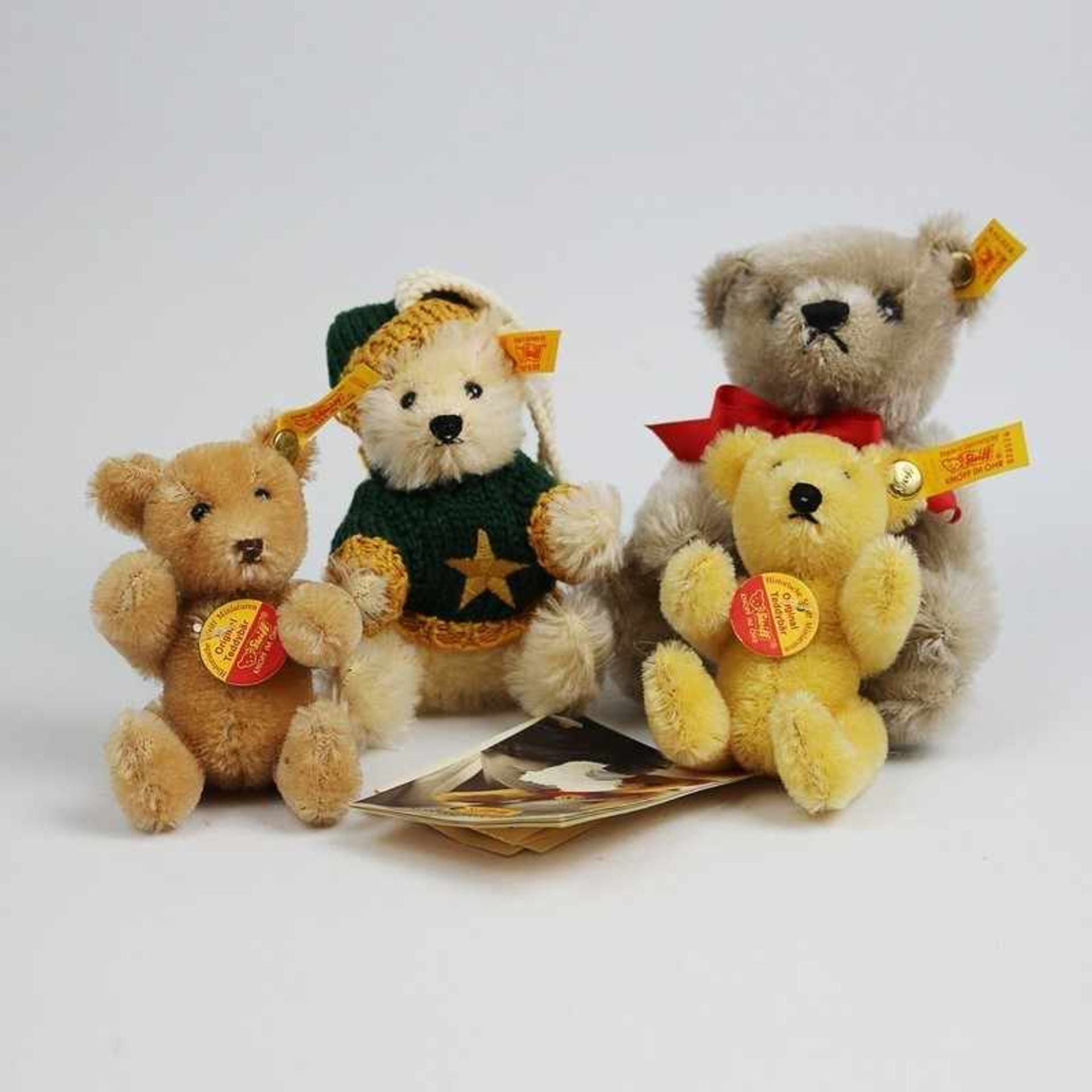 Steiff - Plüschtiere 4x Teddy, gem., Miniaturen, grau, beige, blond, dunkelblond, 1x als Anhänger in