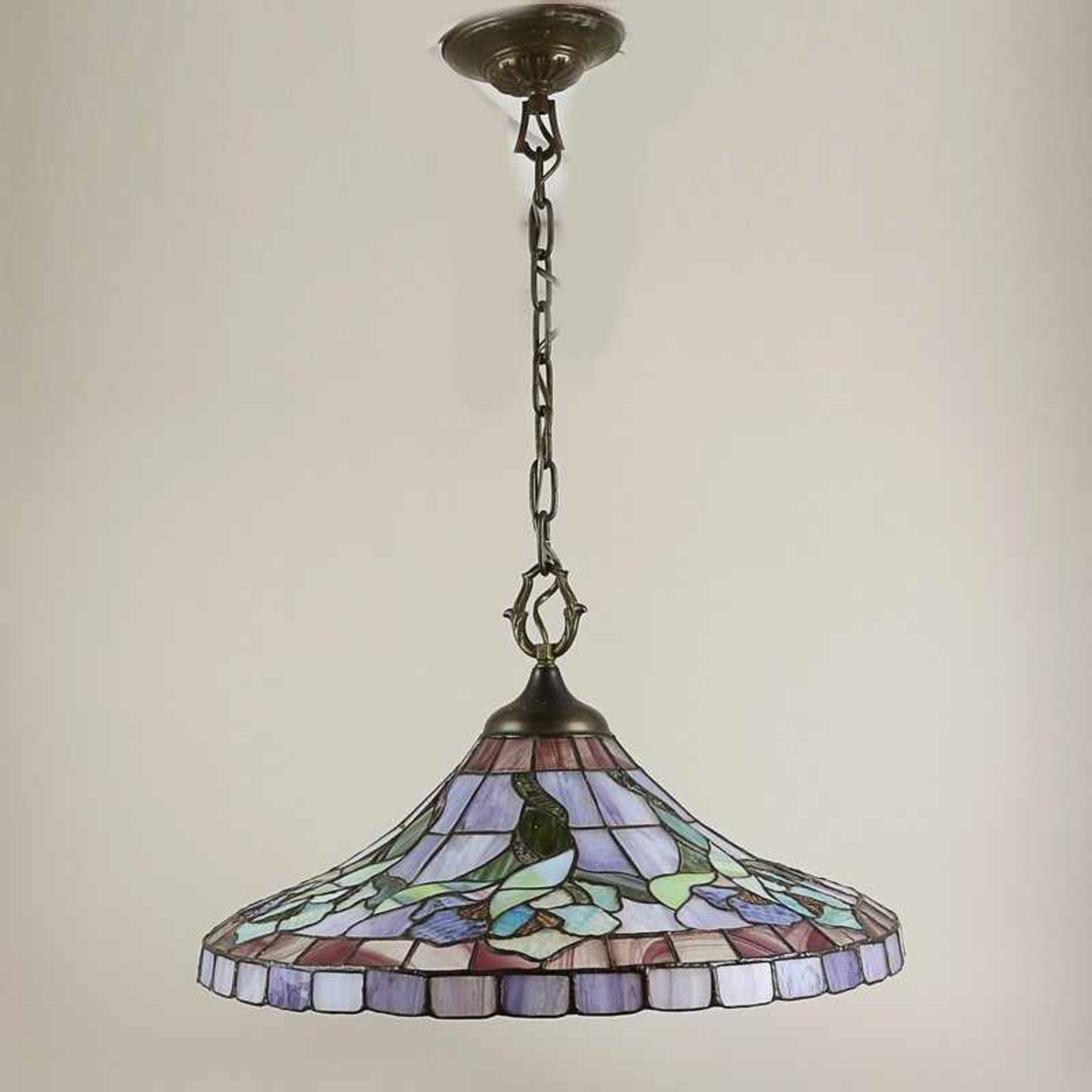 Deckenlampe Tiffany-Stil, Metall/Glas, 1-flammig, weit auskragende konische Form, blau-/violett-/