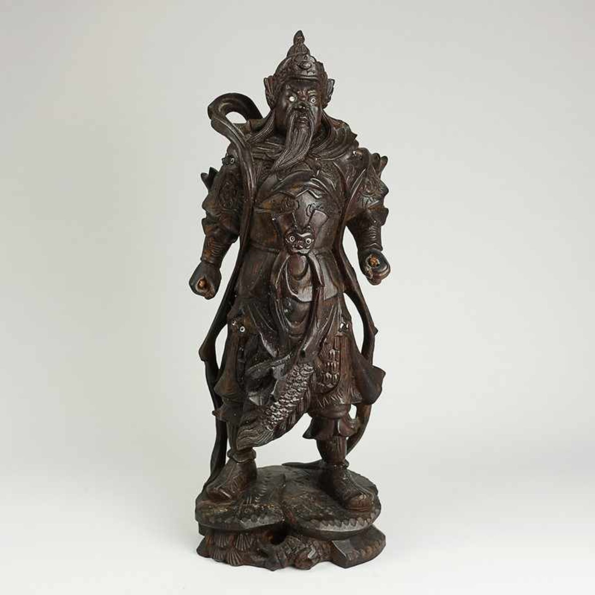 Holzfigur 20.Jh., China, vollplastische Holzschnitzerei, stehende Figur d. chines. Generals Guan Yu,