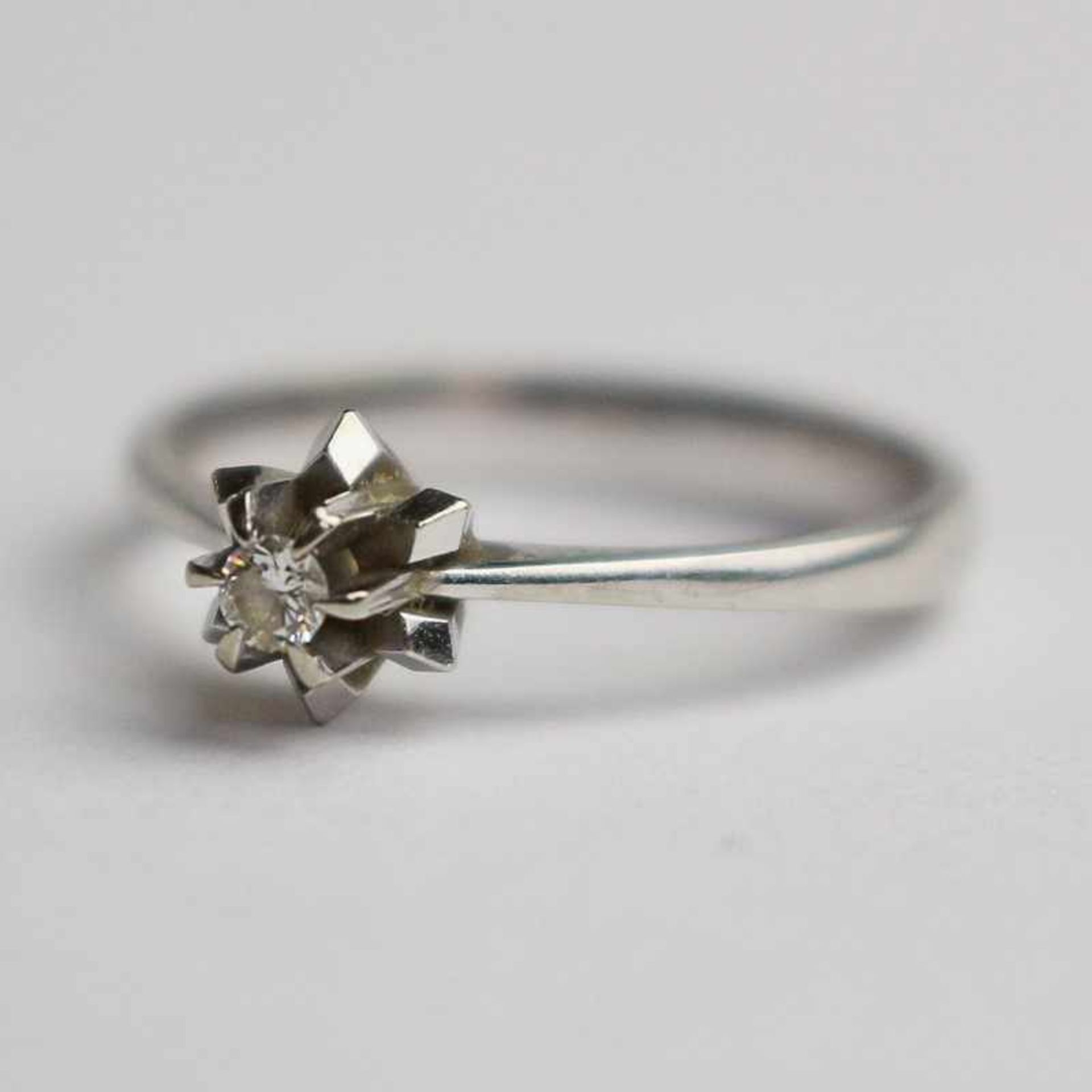 Damenring - Diamant WG 750, zart floraler Ringkopf besetzt mit einem Diamant, ca.0,07ct, RW57, Gca.