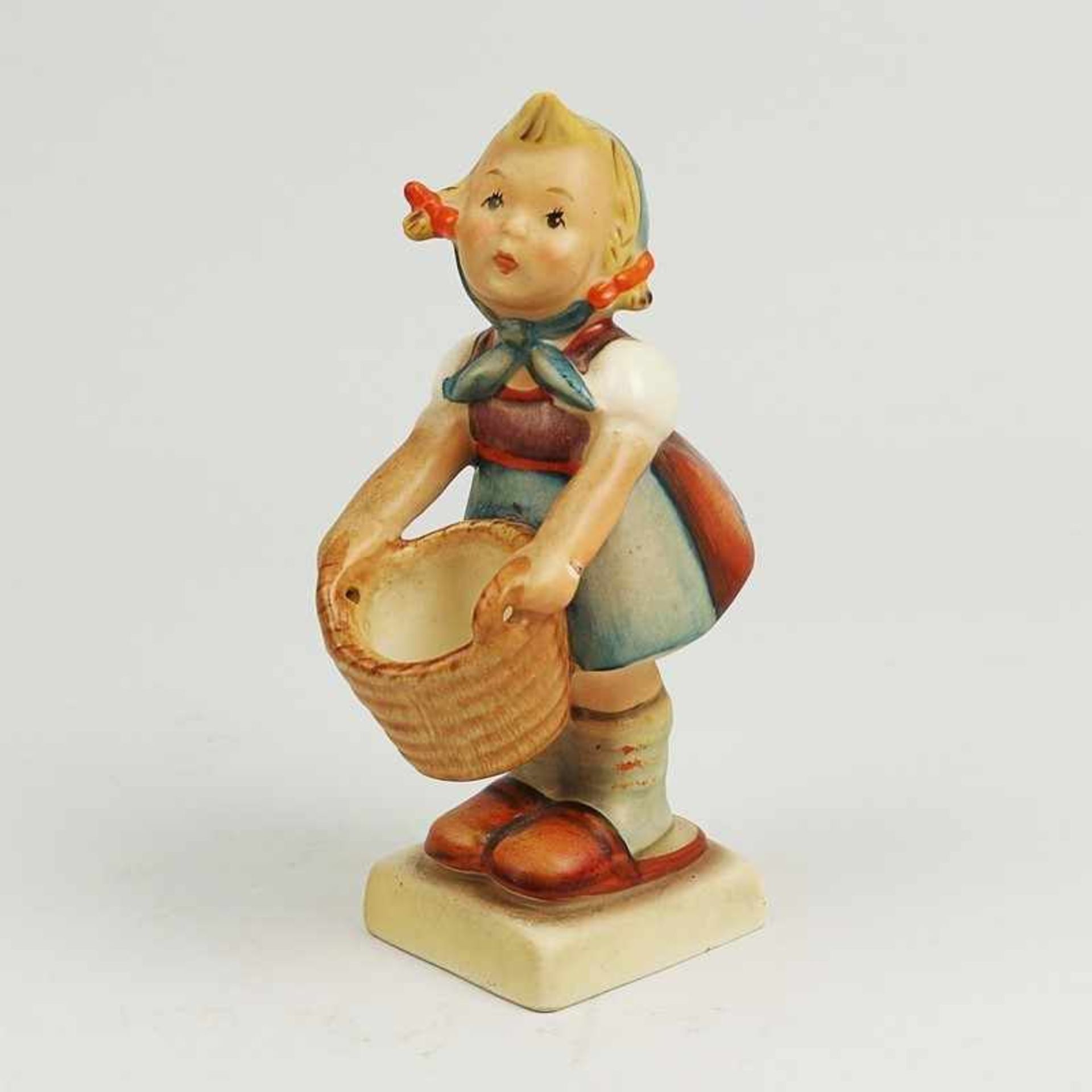 Hummel - Figur 1950-55, gem. Goebel, sign. am Sockel, Mädchen mit Korb, farbig staffiert, am Arm