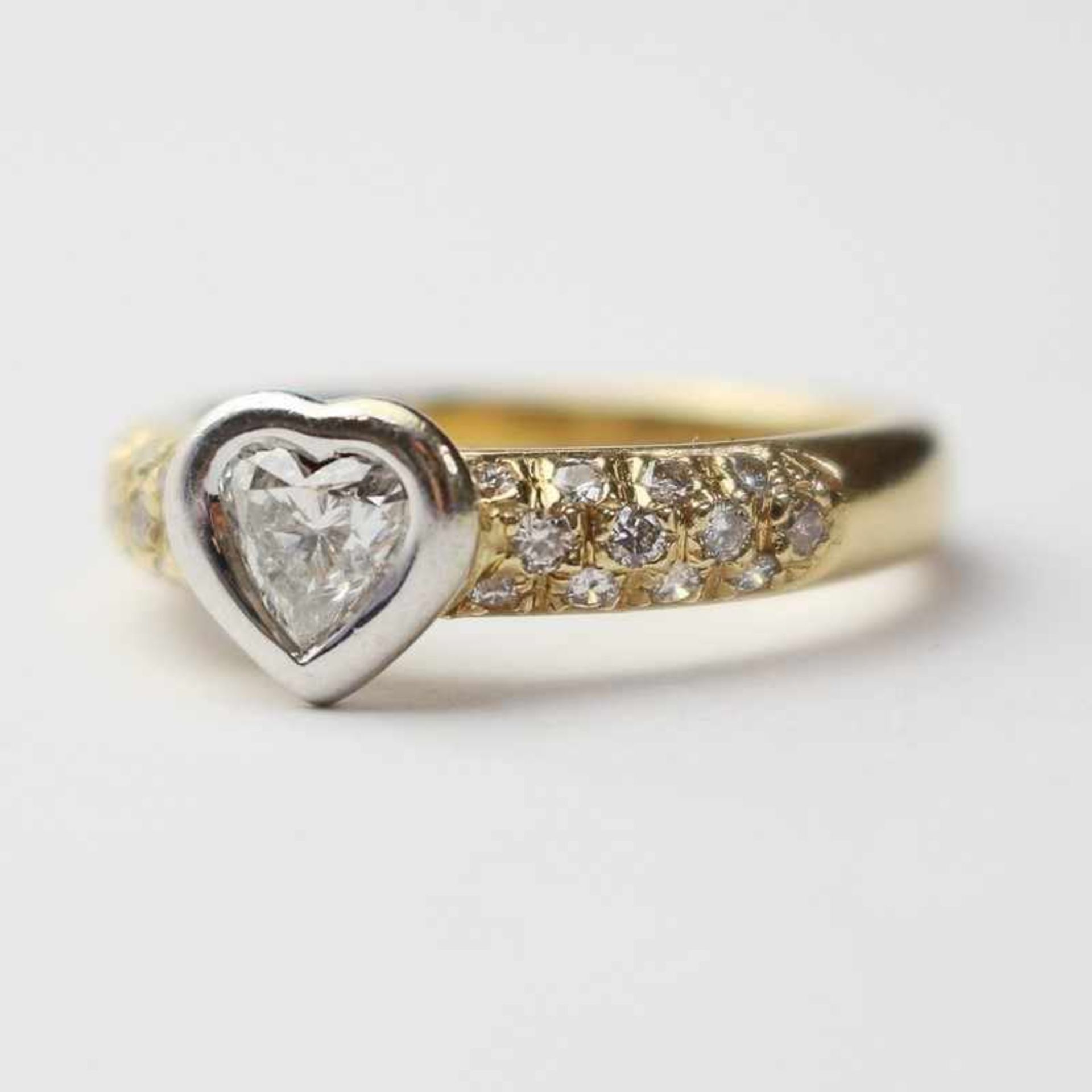 Damenring - Diamant GG/WG 585, herzförmiger Ringkopf sowie Ringschultern besetzt mit Diamanten,