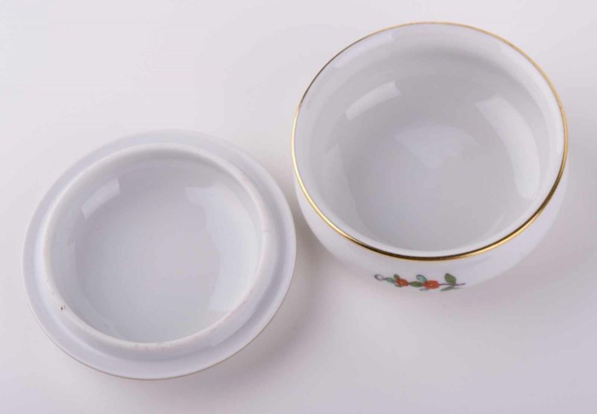 Deckeldose Meissen / Lidded bowl, Meissen - Dekor Schlossvase, Goldrand, blaue [...] - Bild 5 aus 10