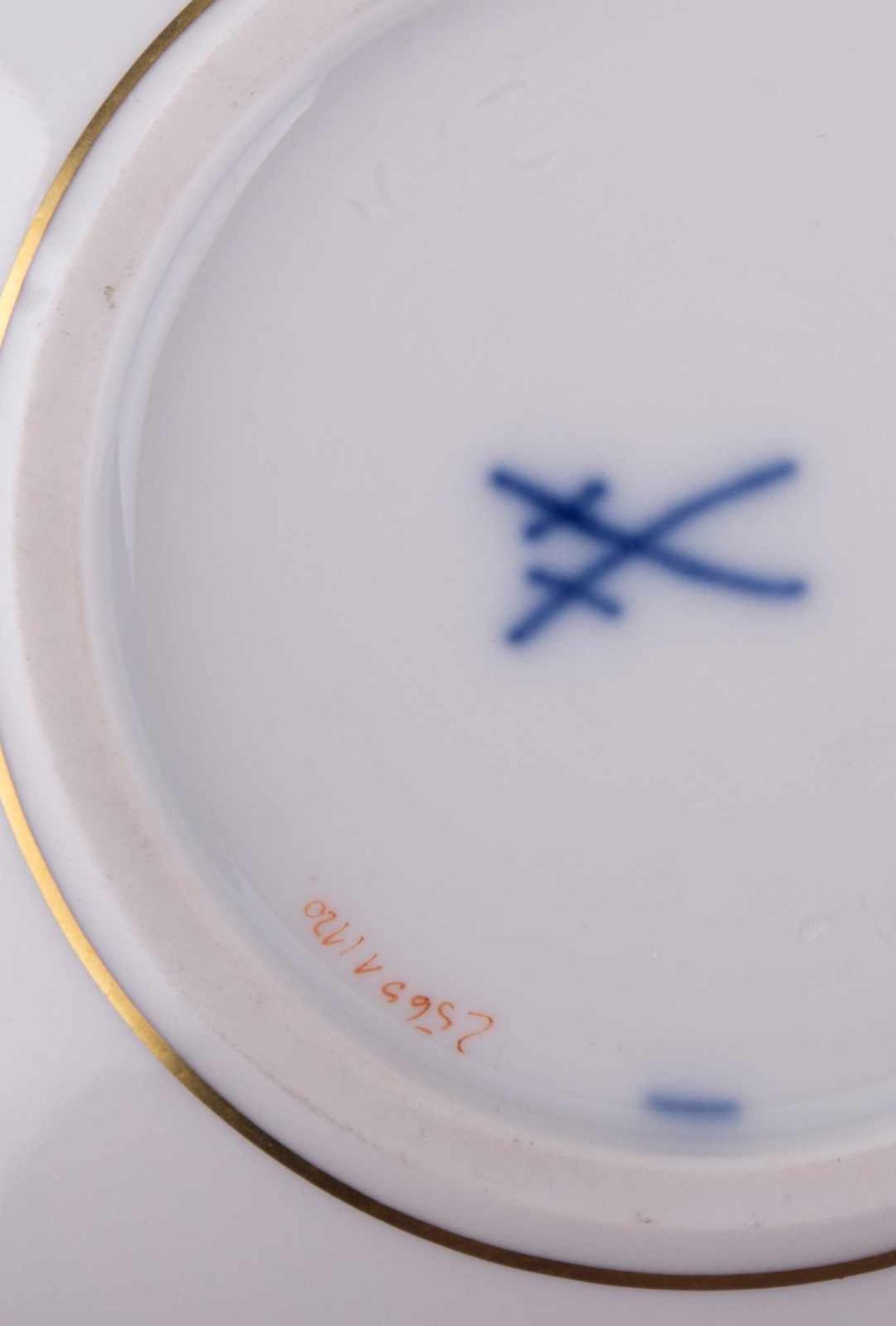 Deckeldose Meissen / Lidded bowl, Meissen - Dekor Schlossvase, Goldrand, blaue [...] - Bild 10 aus 10