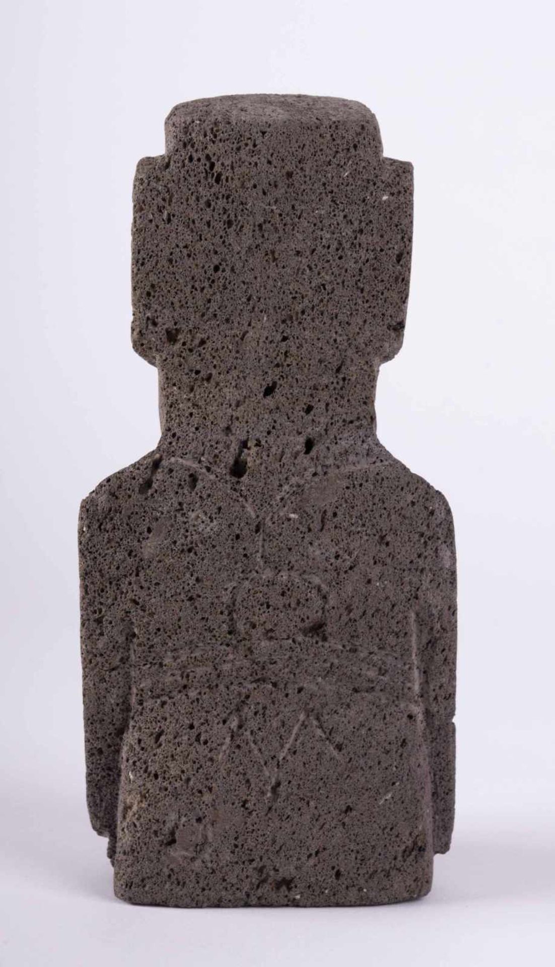 Figur Osterinseln / Easter Island figure - Larvagestein, rückseitig mit Gravur, H: [...] - Bild 6 aus 6